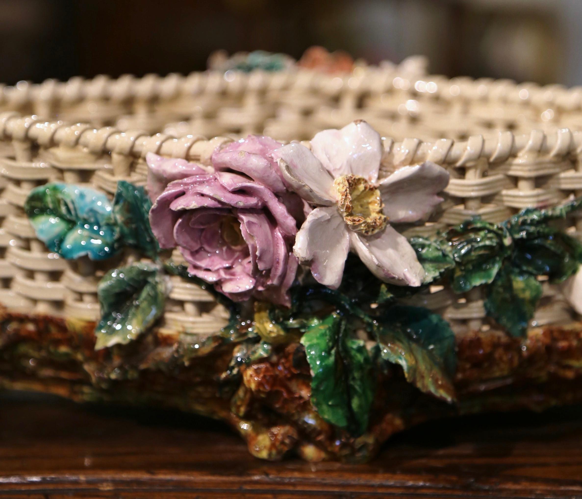 Französische Barbotine Jardinière aus bemaltem Porzellan des 19. Jahrhunderts mit floralen Motiven im Angebot 3