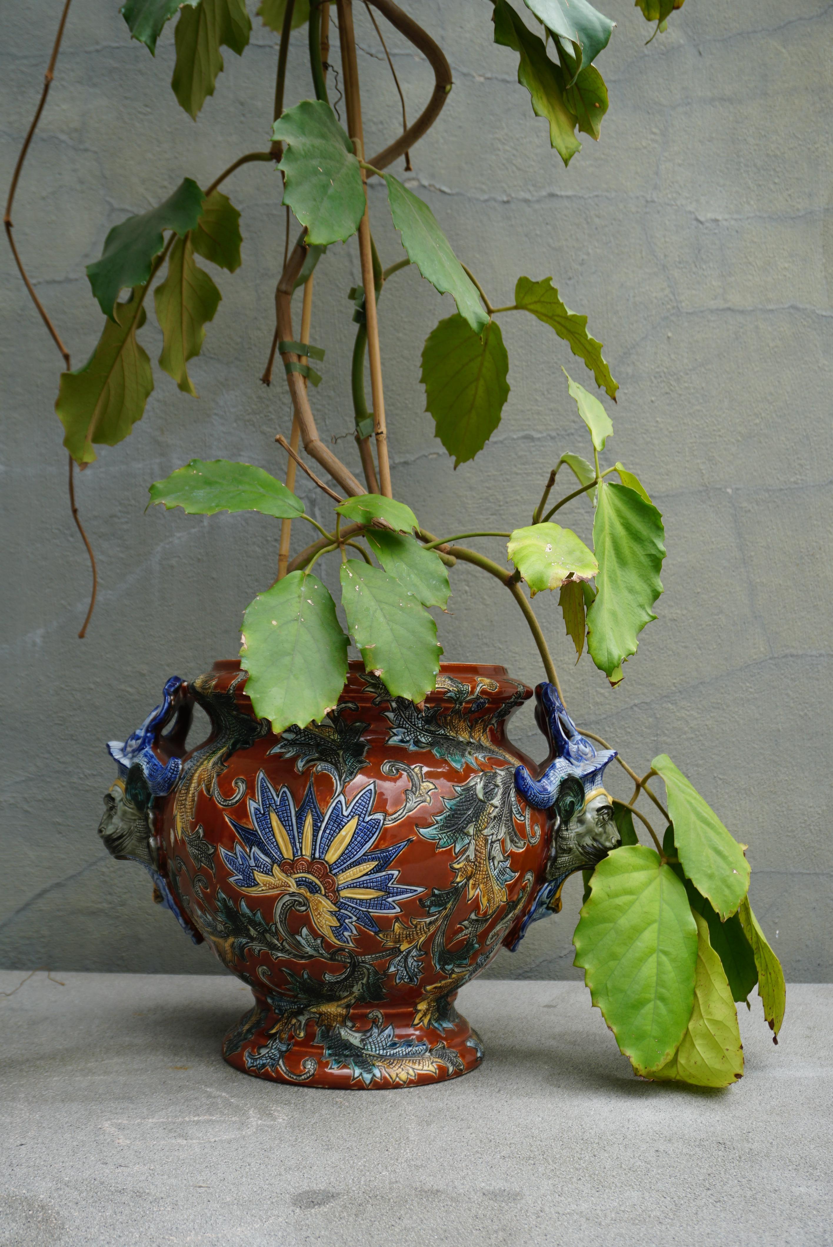 Cache pot en porcelaine peinte française du 19ème siècle en vente 2