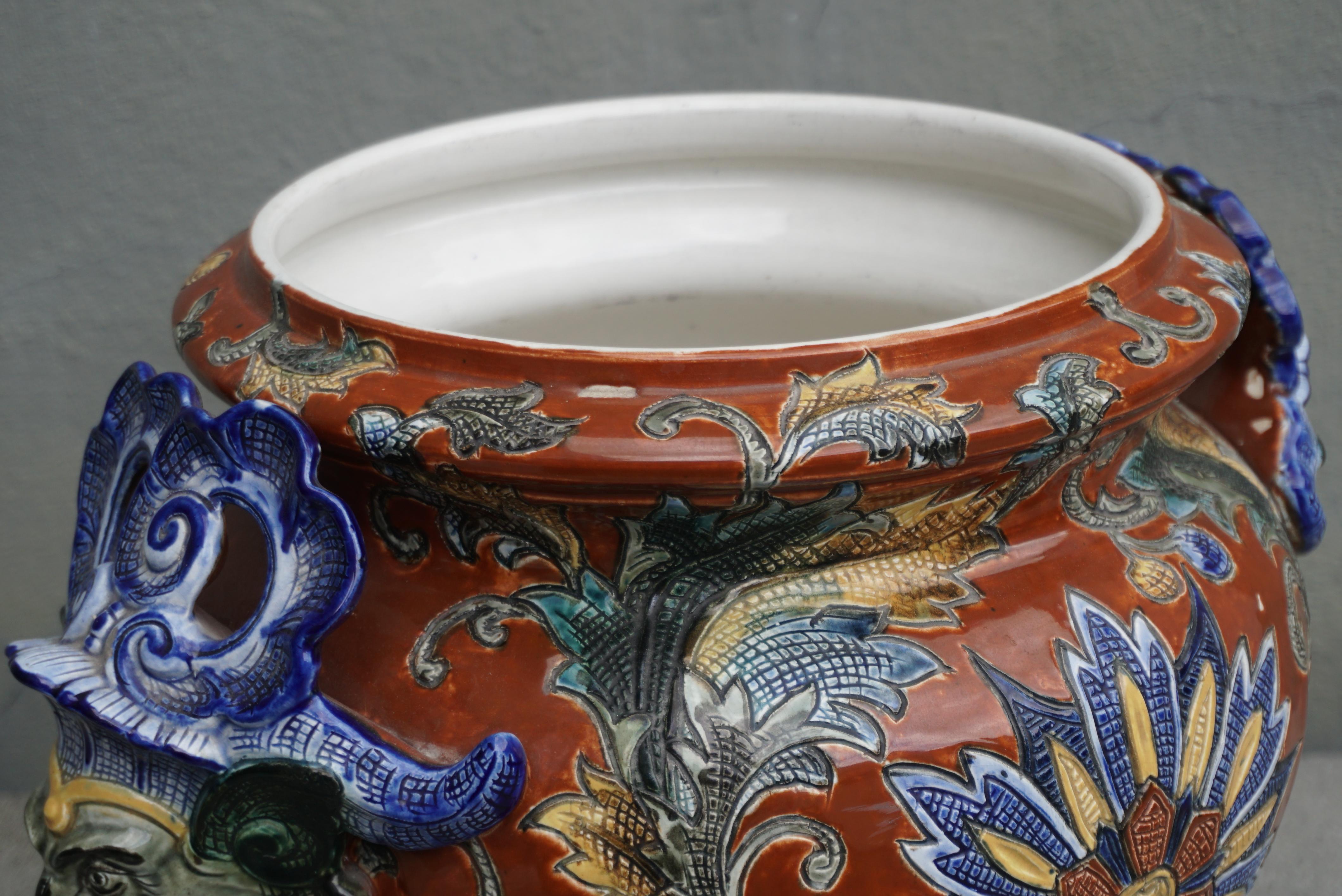 Cache pot en porcelaine peinte française du 19ème siècle en vente 6