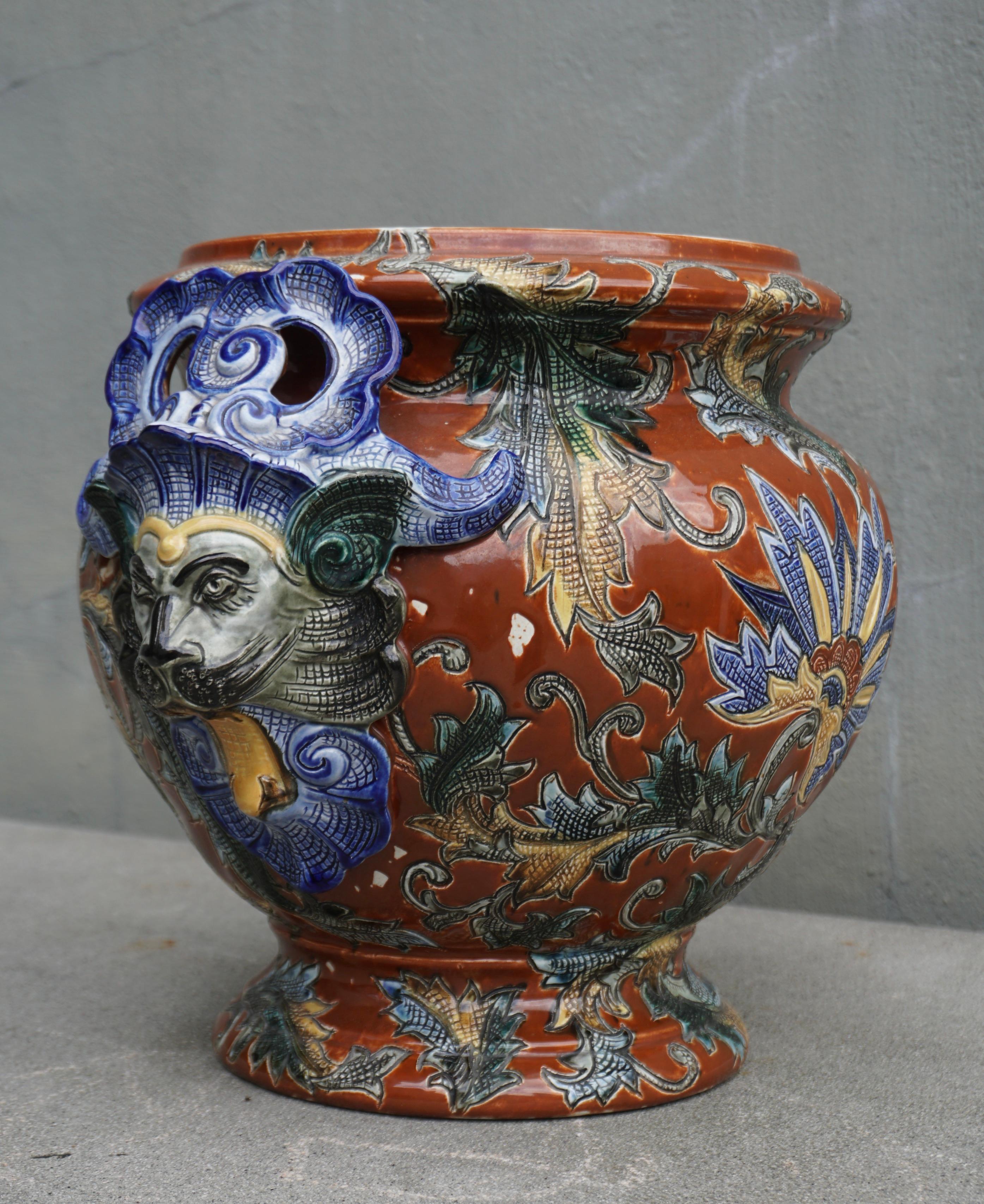 Français Cache pot en porcelaine peinte française du 19ème siècle en vente