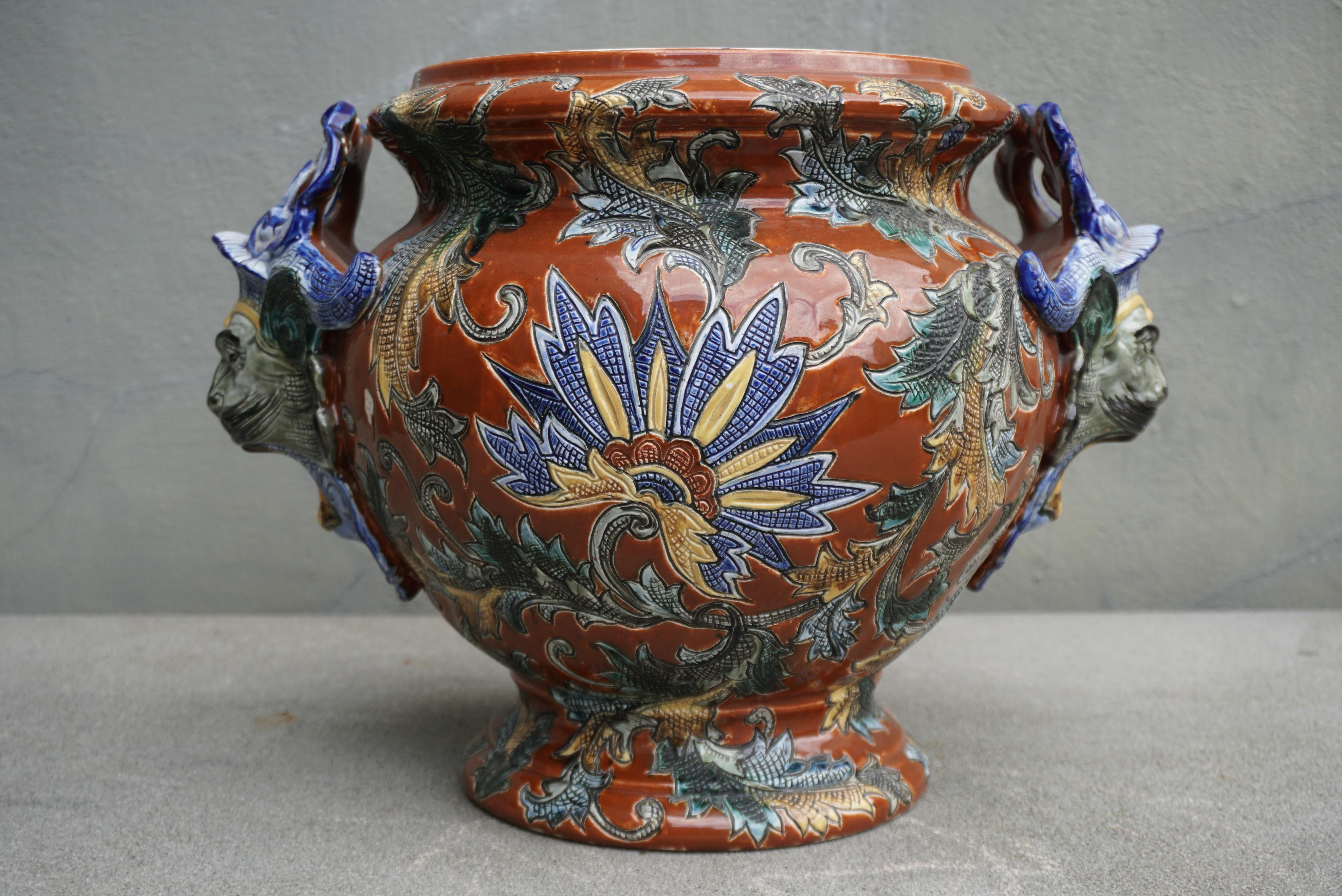 Vernissé Cache pot en porcelaine peinte française du 19ème siècle en vente