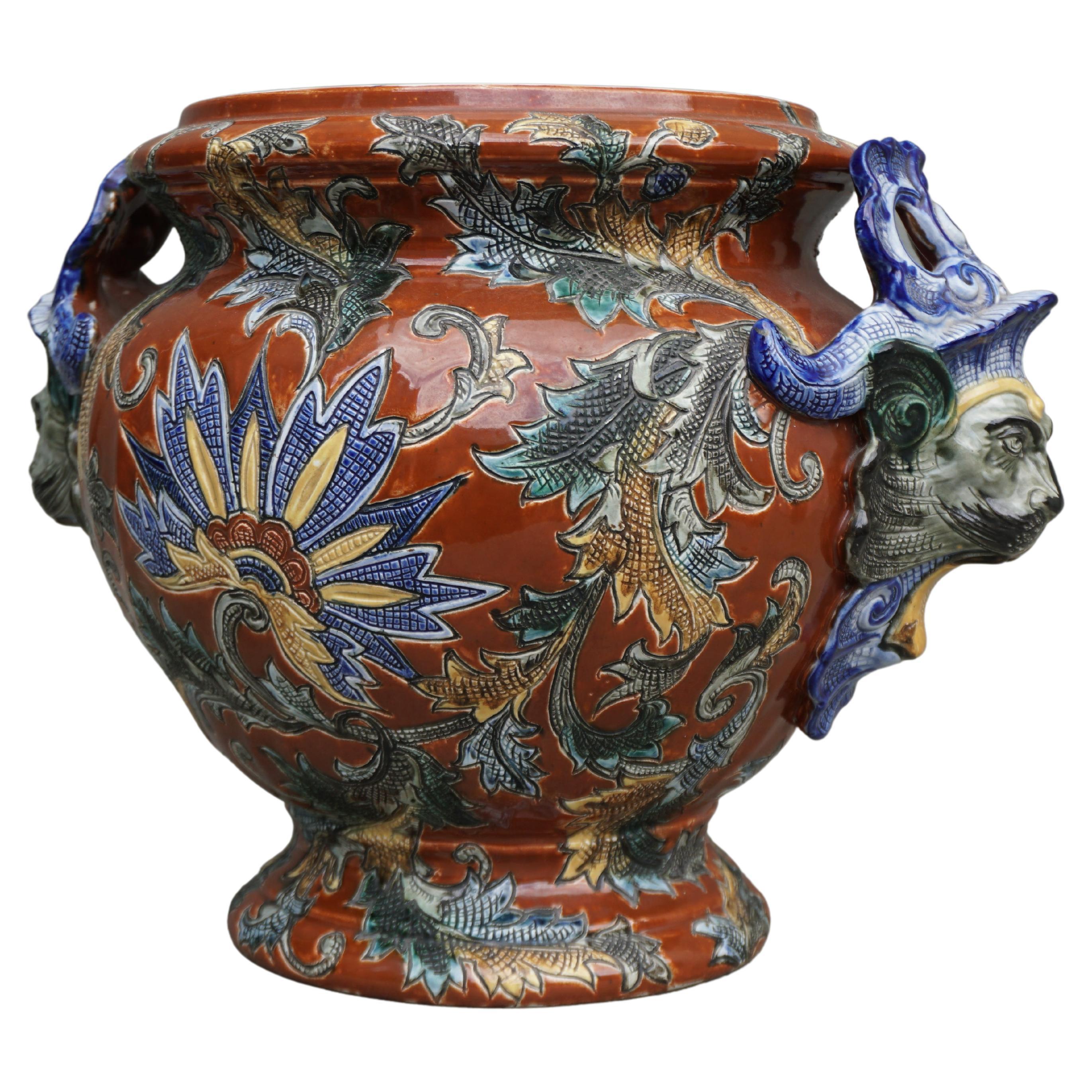Cache pot en porcelaine peinte française du 19ème siècle en vente