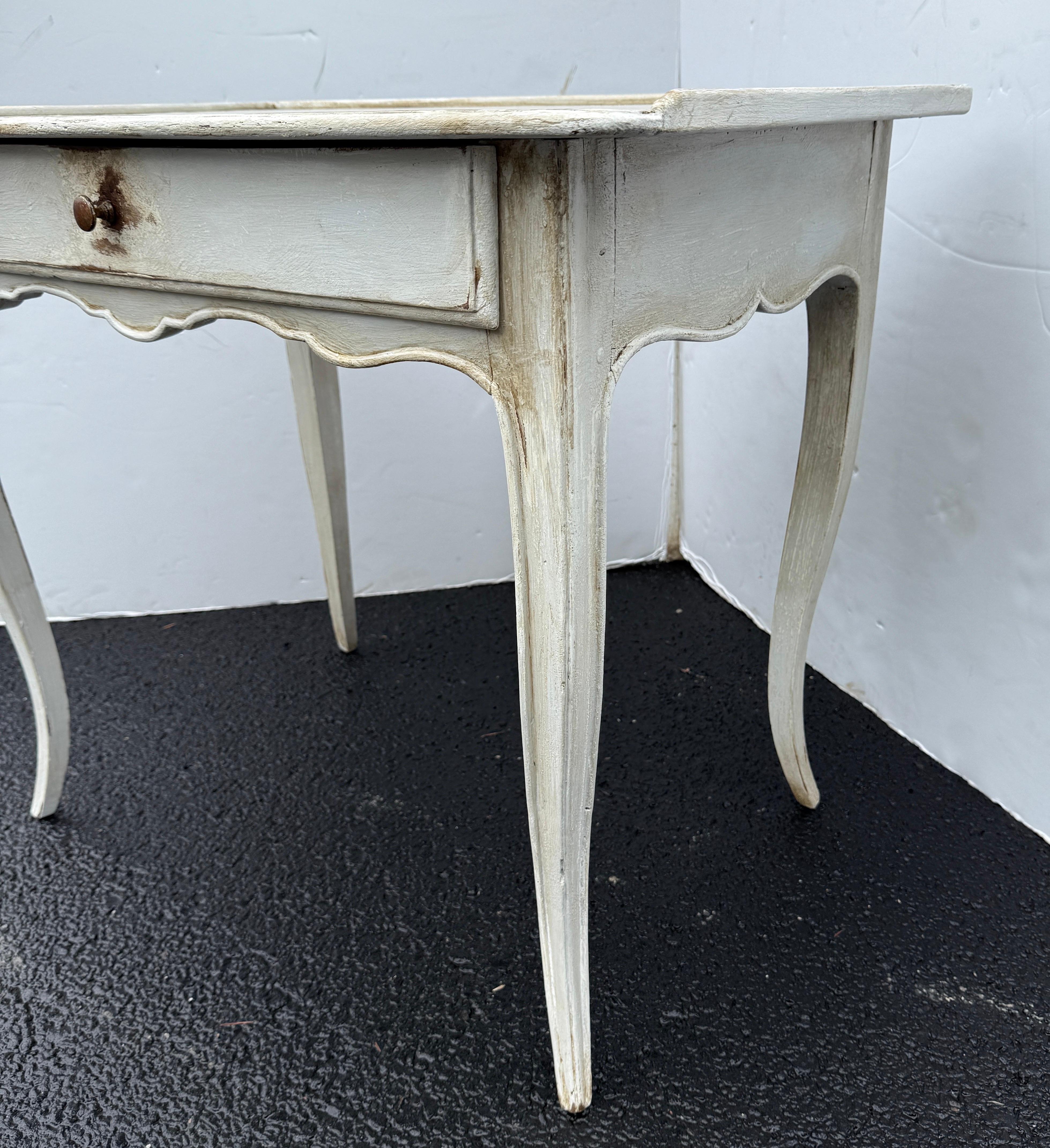 Legno Tavolino rettangolare da sala dipinto del XIX secolo francese Scrivania con cassetto in vendita
