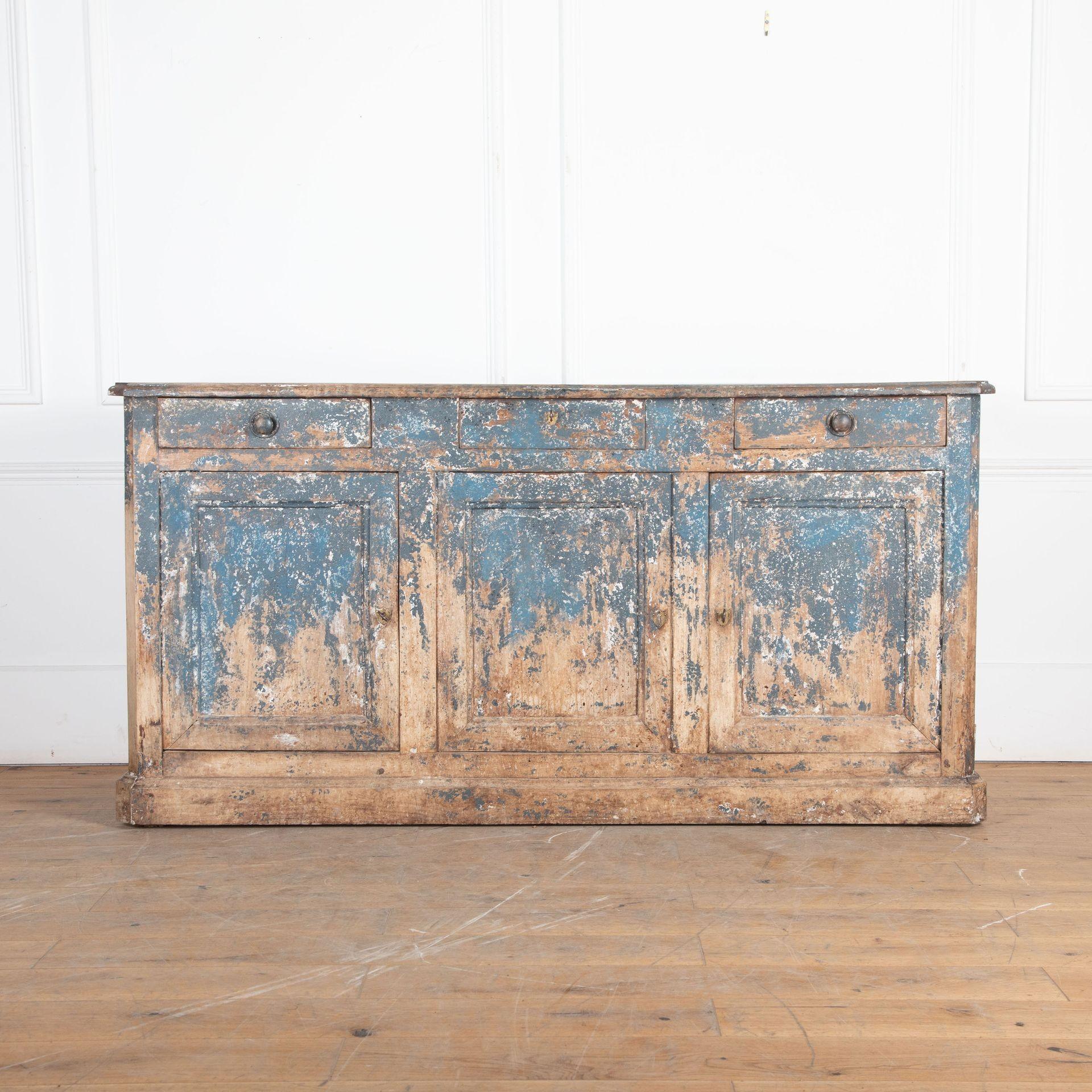 Credenza francese dipinta del XIX secolo.
Con un notevole spazio di archiviazione, che conta tre cassetti singoli superiori e un doppio scaffale interno che si estende per tutta la lunghezza del pezzo.