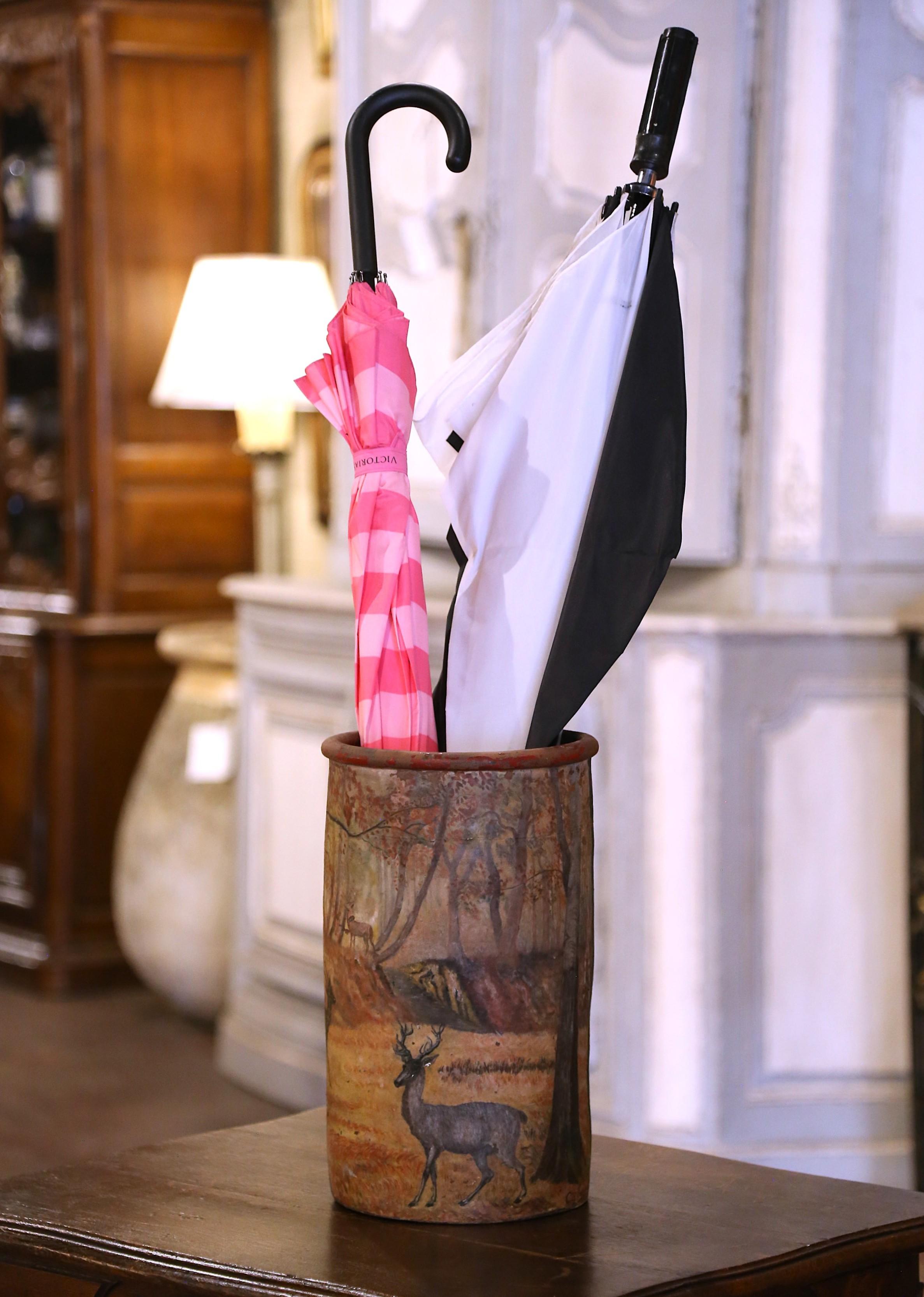 Placez cet élégant support à votre porte d'entrée ou dans votre vestibule pour attraper les cannes et les parapluies qui traînent. Fabriqué en France vers 1870, ce porte-parapluie circulaire en porcelaine présente des scènes pastorales colorées