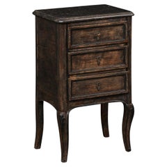 A.I.C., meuble d
appoint à dessus de marbre noir et tiroirs à façade en trompe-l
œil au-dessus de la porte.