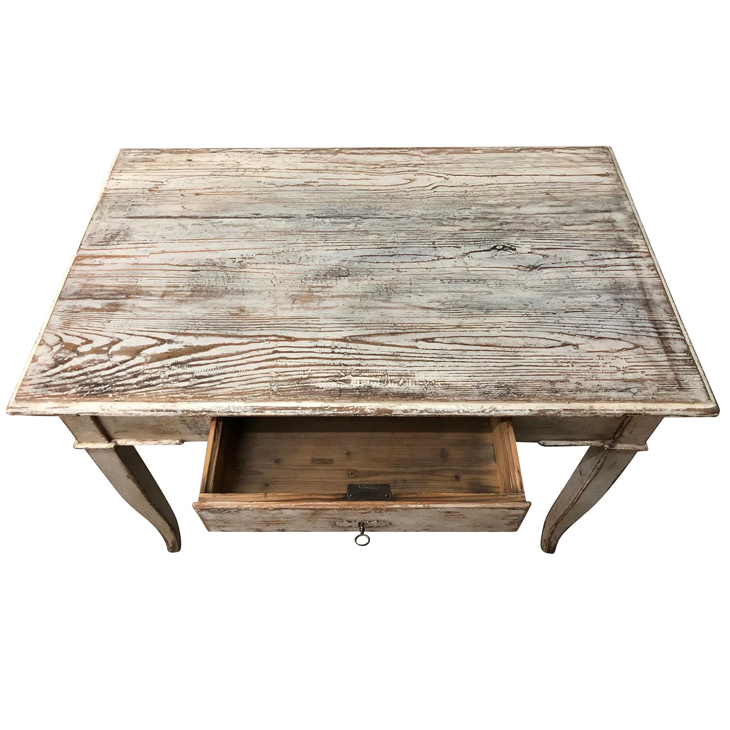 Français Table d'appoint en noyer de style provincial français du 19e siècle - Table de ferme ancienne en bois en vente