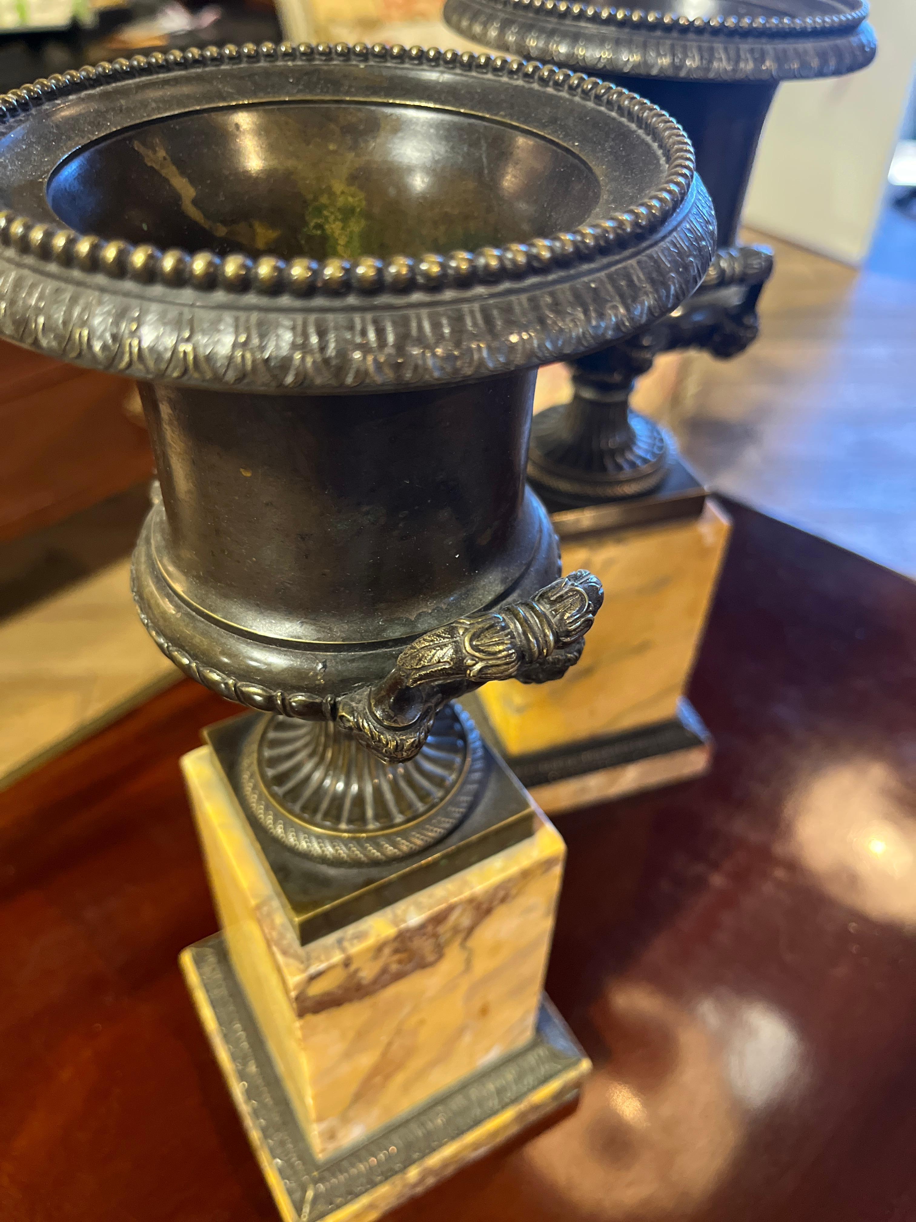 Coppia francese del XIX secolo di urne in bronzo e terra di Siena In condizioni buone in vendita a Scottsdale, AZ