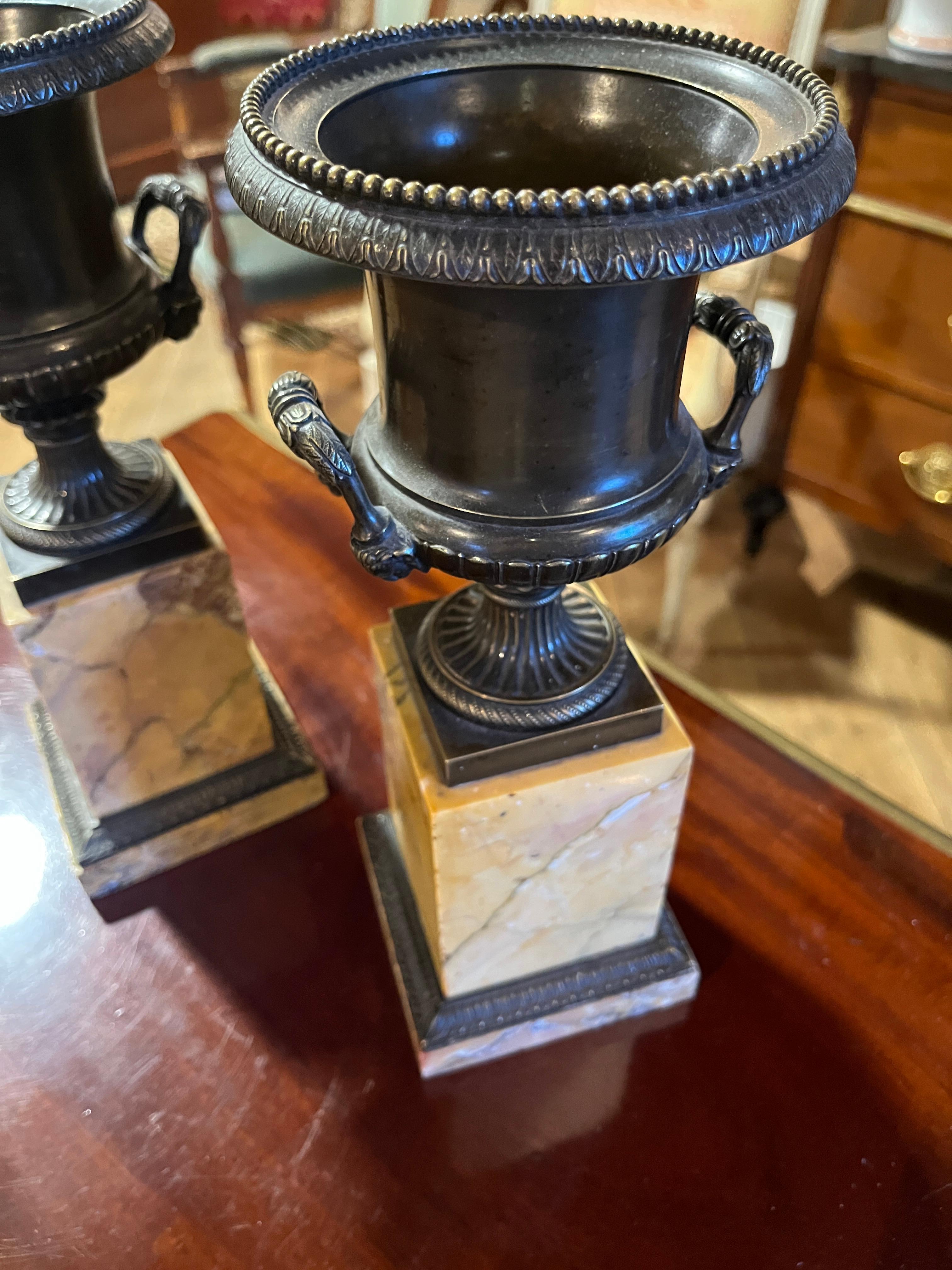 Coppia francese del XIX secolo di urne in bronzo e terra di Siena in vendita 1