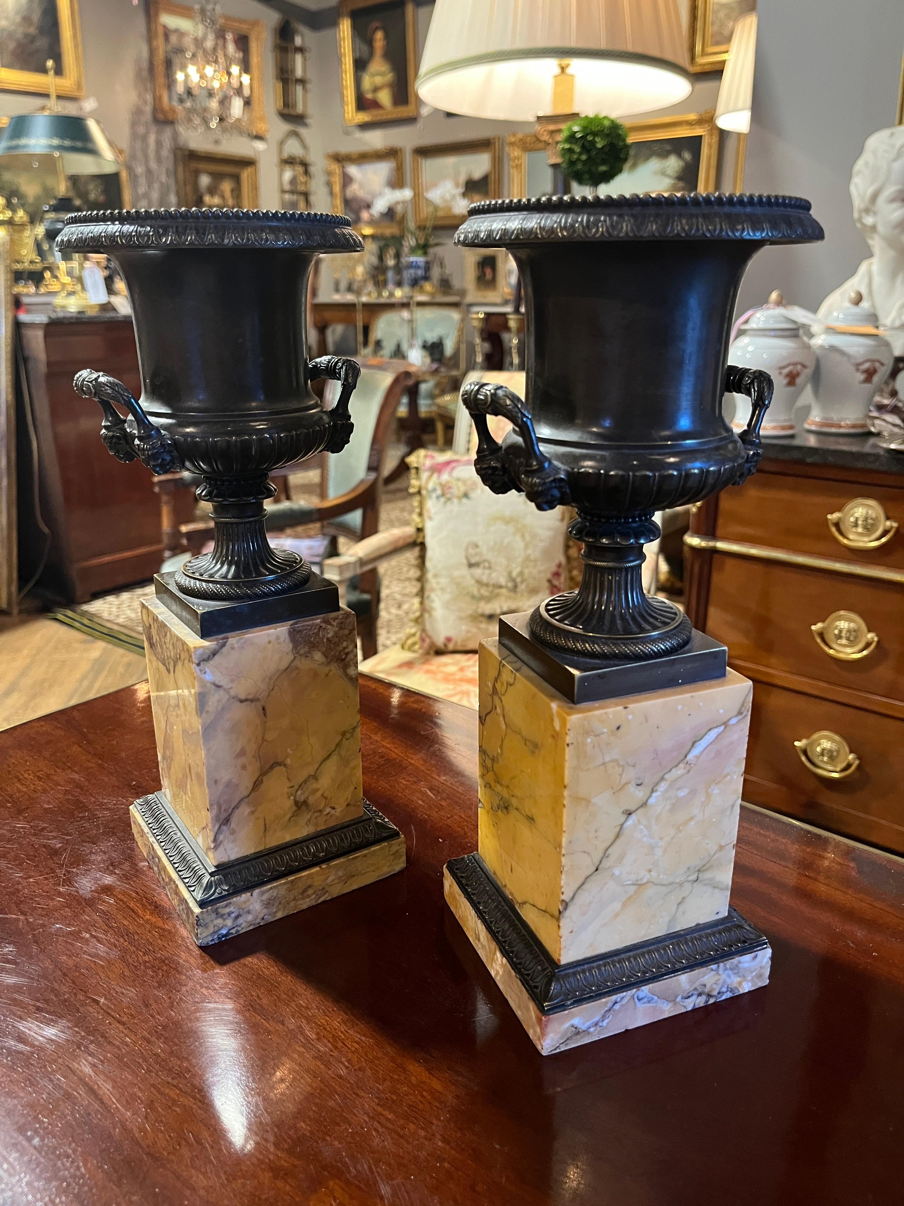 Coppia francese del XIX secolo di urne in bronzo e terra di Siena in vendita 2