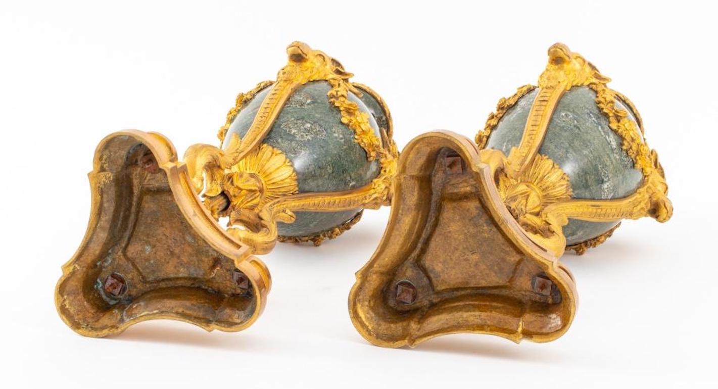 Französisches Paar vergoldete Bronze-/rote Marmor-Garnituren/Urnen aus dem 19. Jahrhundert im Angebot 4