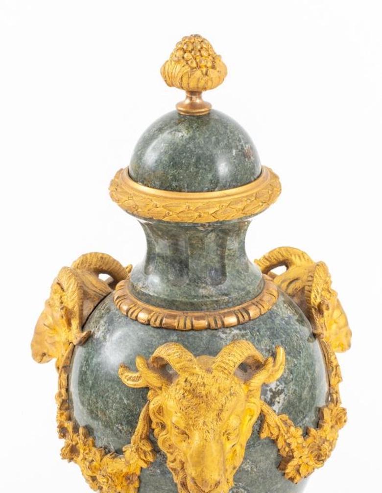 Französisches Paar vergoldete Bronze-/rote Marmor-Garnituren/Urnen aus dem 19. Jahrhundert im Angebot 6