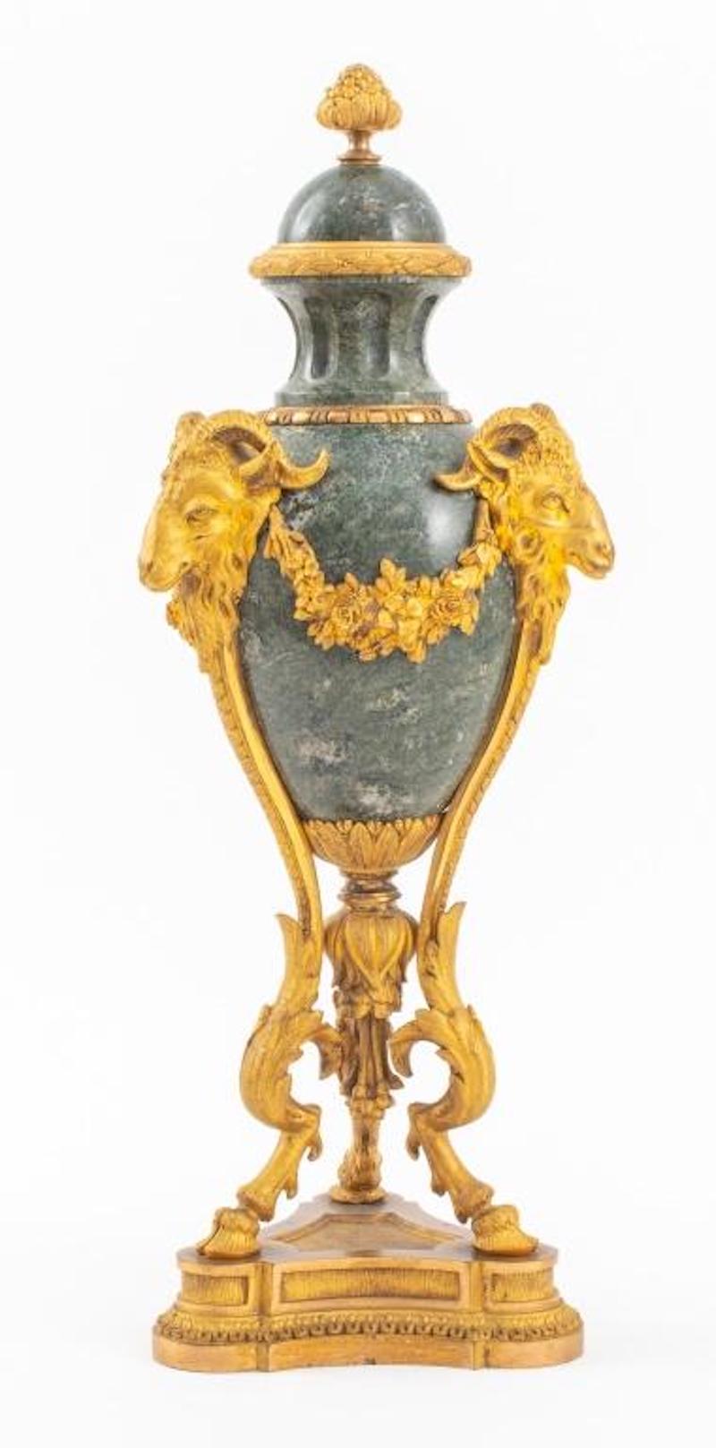 Französisches Paar vergoldete Bronze-/rote Marmor-Garnituren/Urnen aus dem 19. Jahrhundert im Angebot 7
