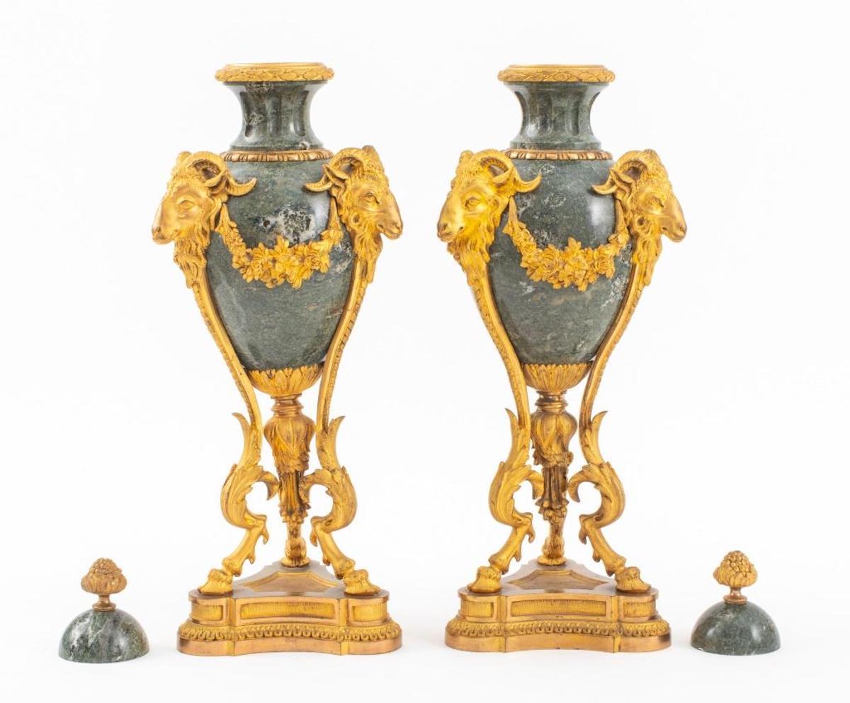 Französisches Paar vergoldete Bronze-/rote Marmor-Garnituren/Urnen aus dem 19. Jahrhundert (Louis XVI.) im Angebot