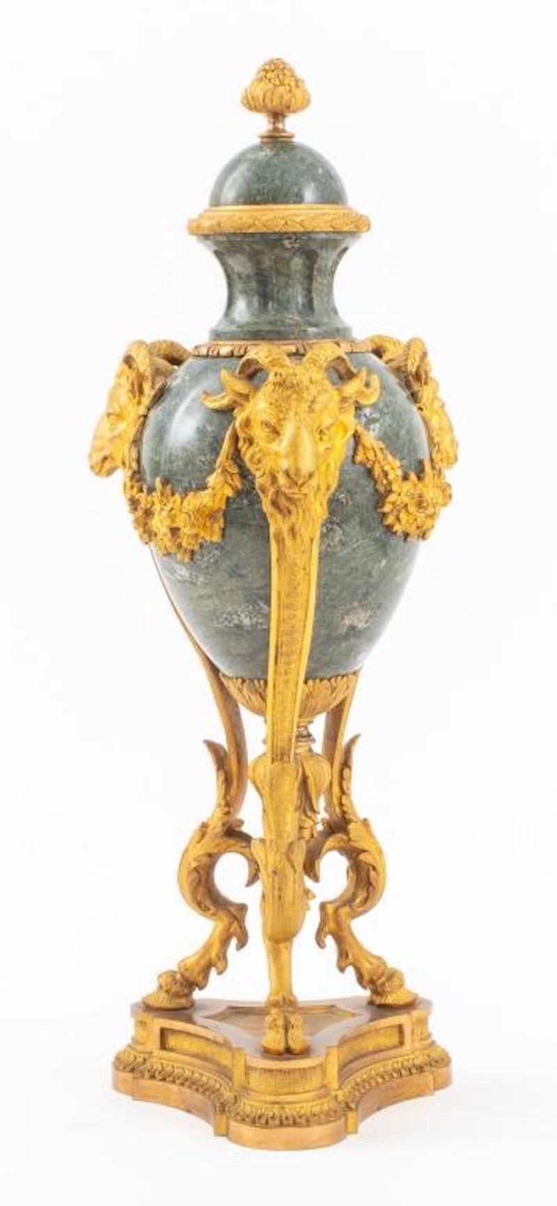 Französisches Paar vergoldete Bronze-/rote Marmor-Garnituren/Urnen aus dem 19. Jahrhundert (Vergoldet) im Angebot