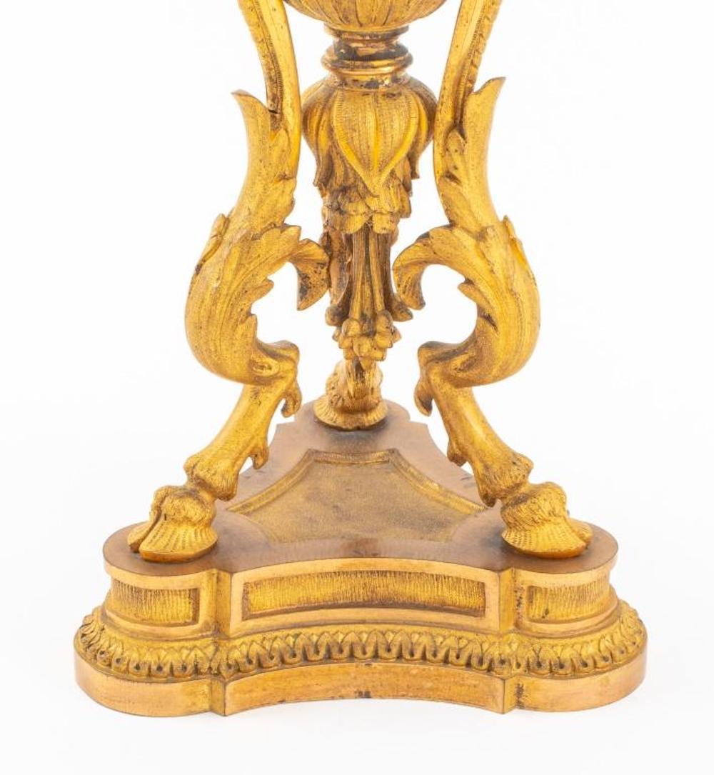 Französisches Paar vergoldete Bronze-/rote Marmor-Garnituren/Urnen aus dem 19. Jahrhundert im Angebot 3