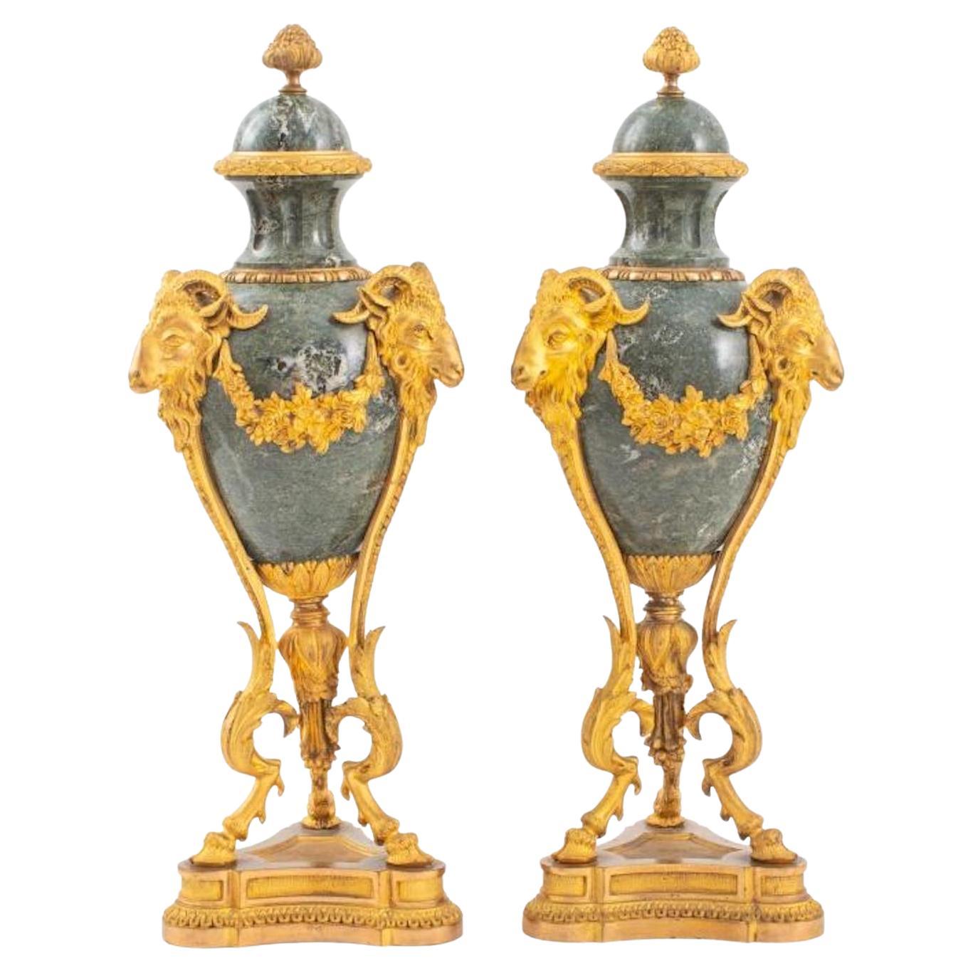 Französisches Paar vergoldete Bronze-/rote Marmor-Garnituren/Urnen aus dem 19. Jahrhundert im Angebot