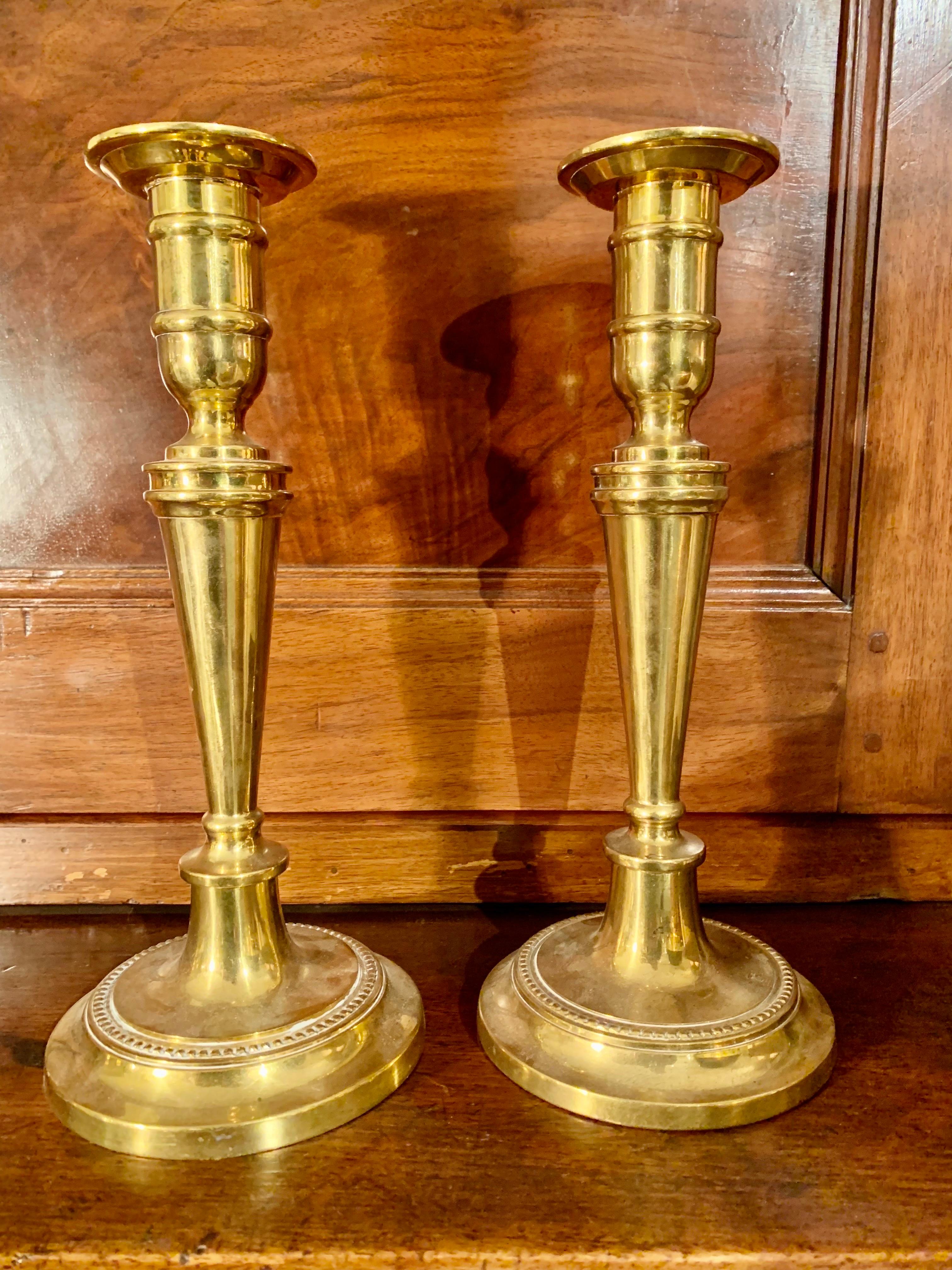 Paire de bougeoirs en bronze de style Louis XVI du XIXe siècle français en vente 9