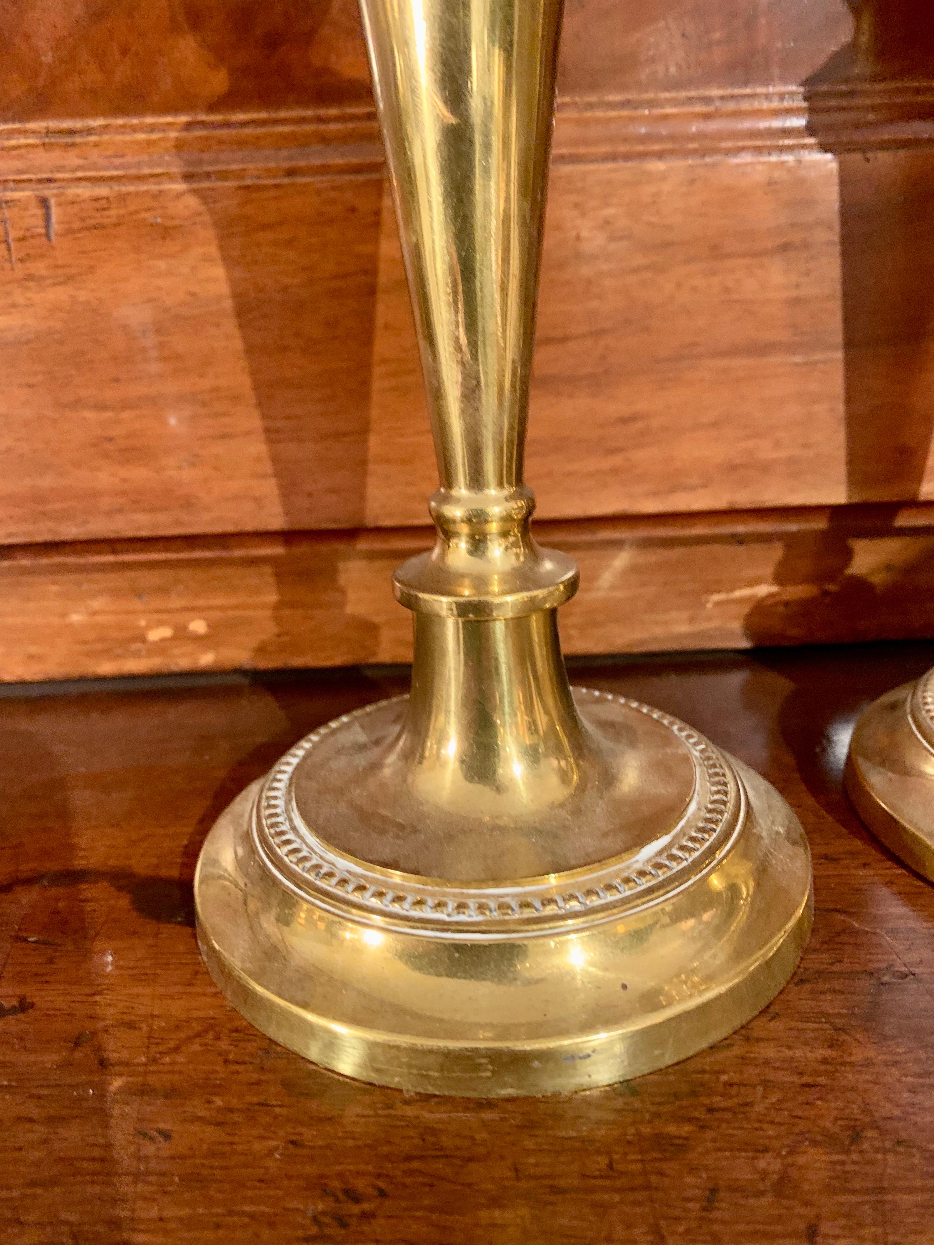 Paar französische Bronze-Kerzenständer im Louis-XVI.-Stil des 19. Jahrhunderts im Angebot 10