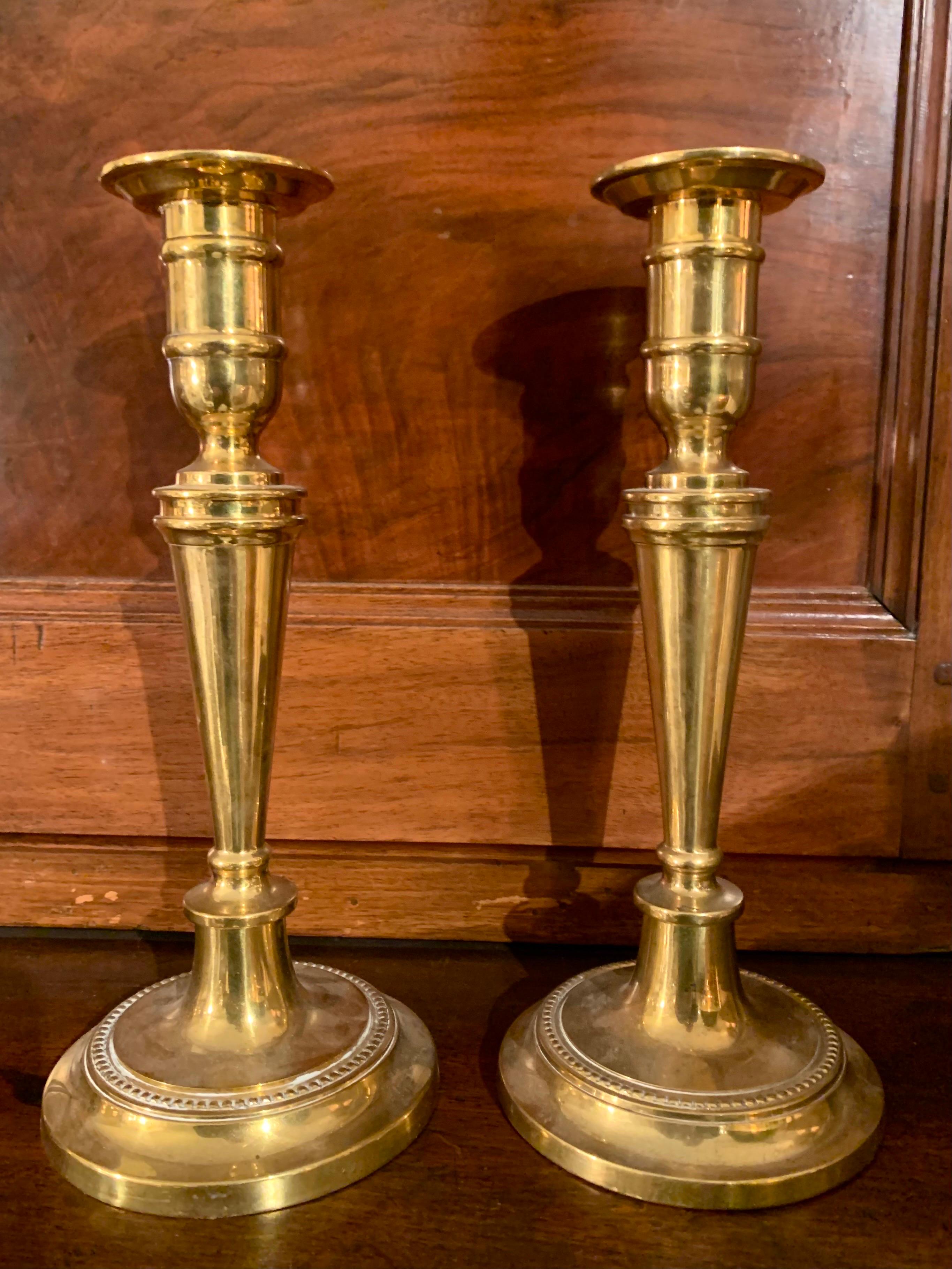 Paar französische Bronze-Kerzenständer im Louis-XVI.-Stil des 19. Jahrhunderts im Angebot 11
