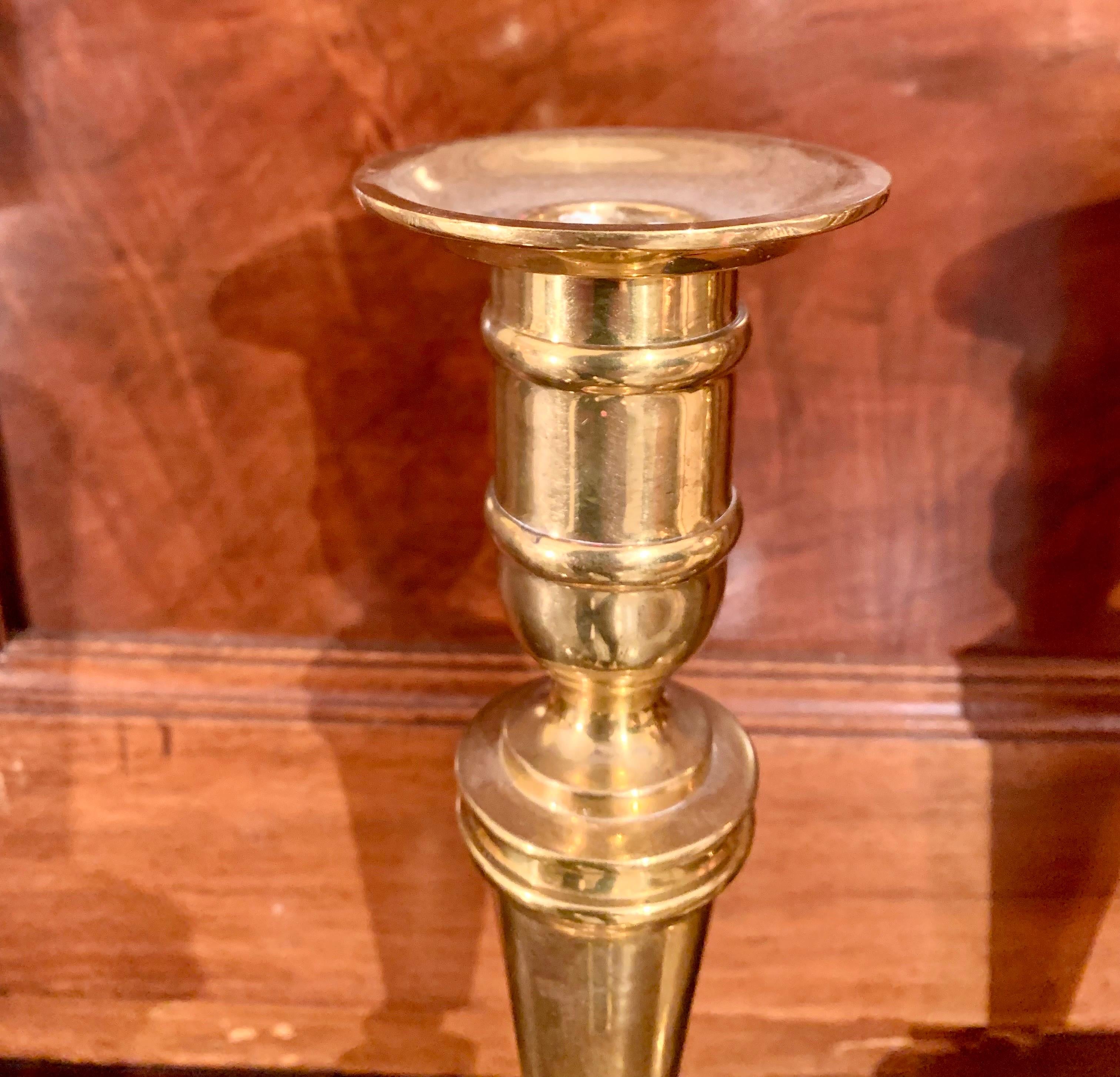 Paar französische Bronze-Kerzenständer im Louis-XVI.-Stil des 19. Jahrhunderts im Angebot 12