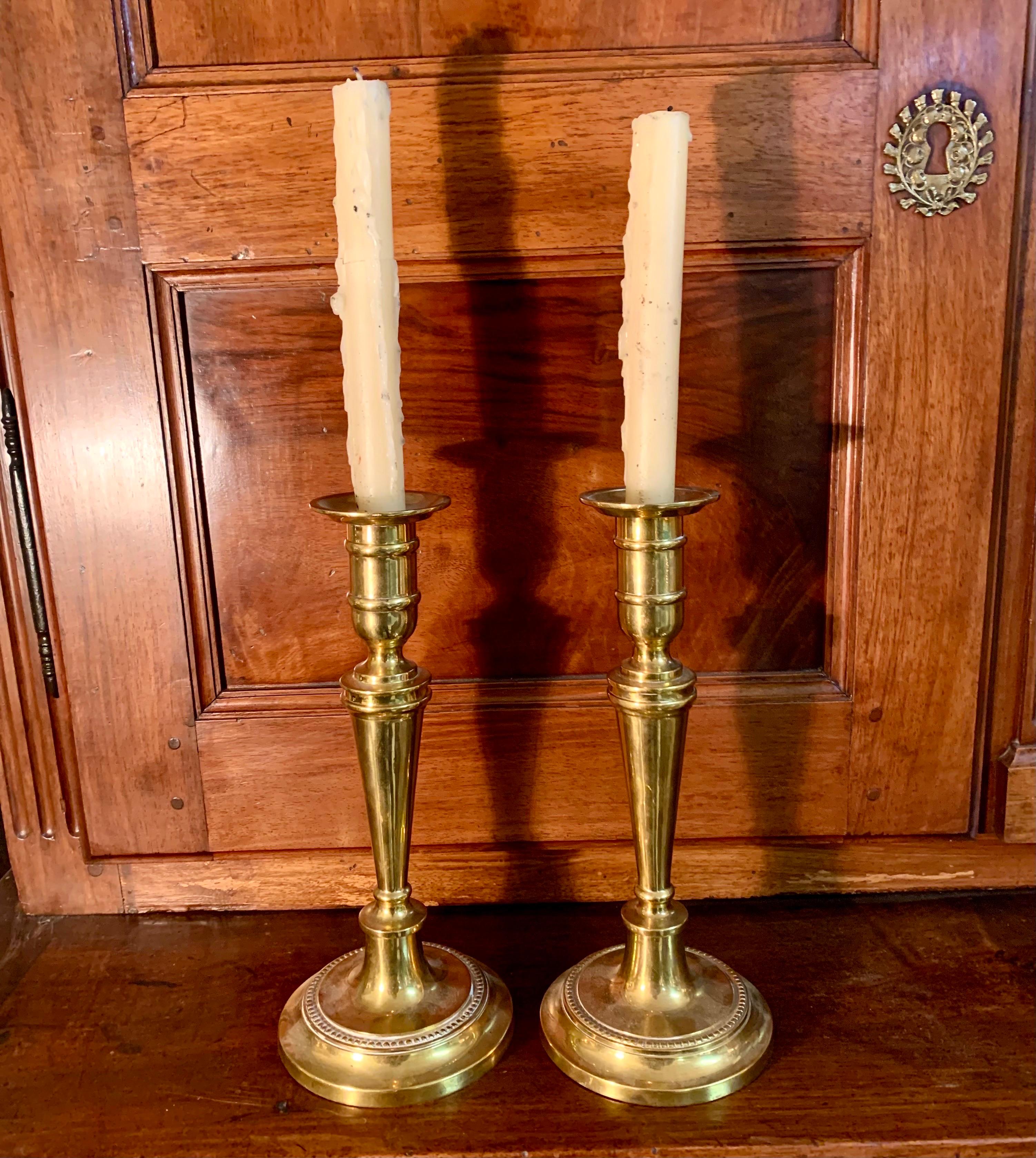 Paar französische Bronze-Kerzenständer im Louis-XVI.-Stil des 19. Jahrhunderts im Zustand „Gut“ im Angebot in Madrid, ES