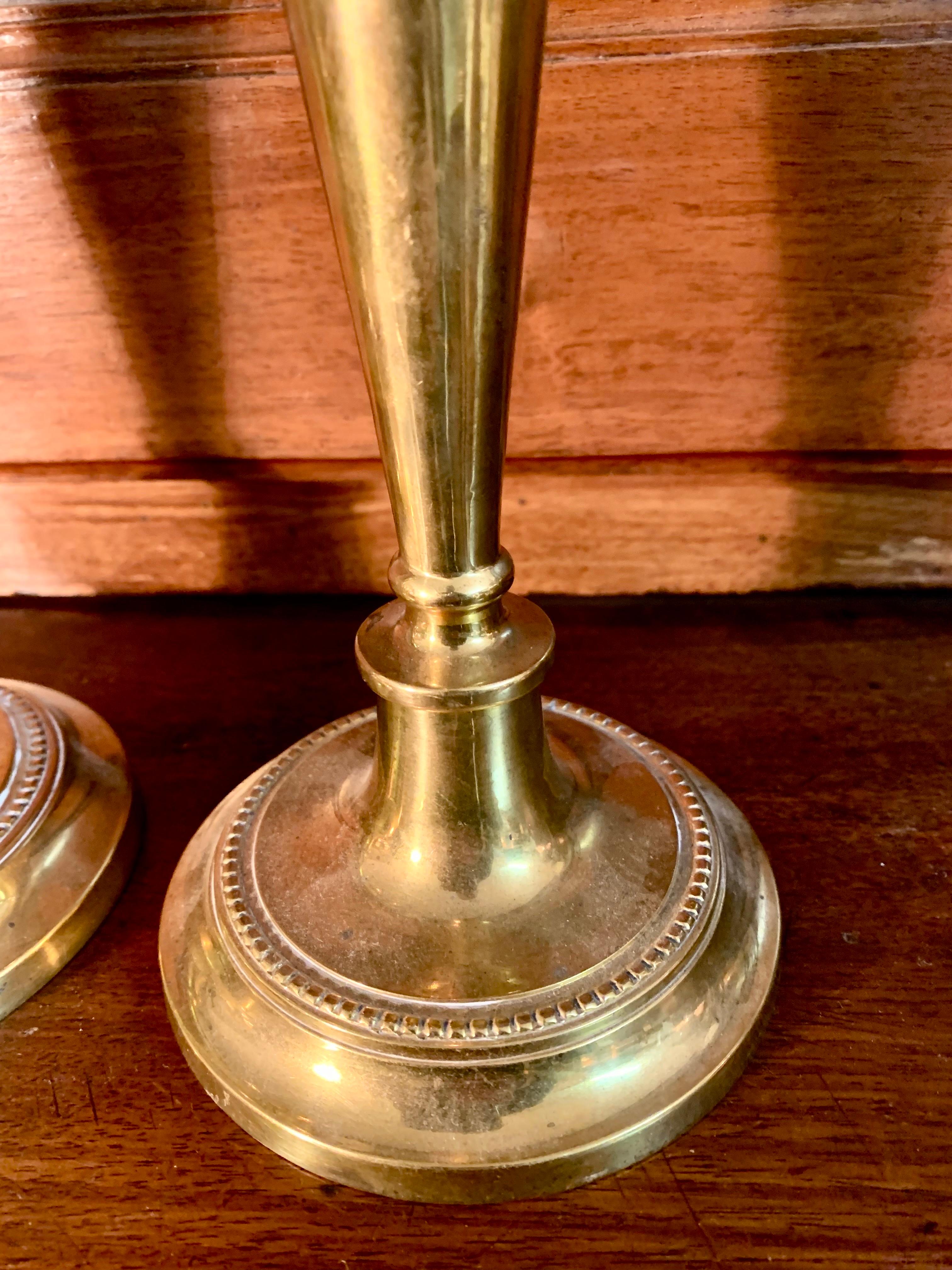 Paar französische Bronze-Kerzenständer im Louis-XVI.-Stil des 19. Jahrhunderts im Angebot 1