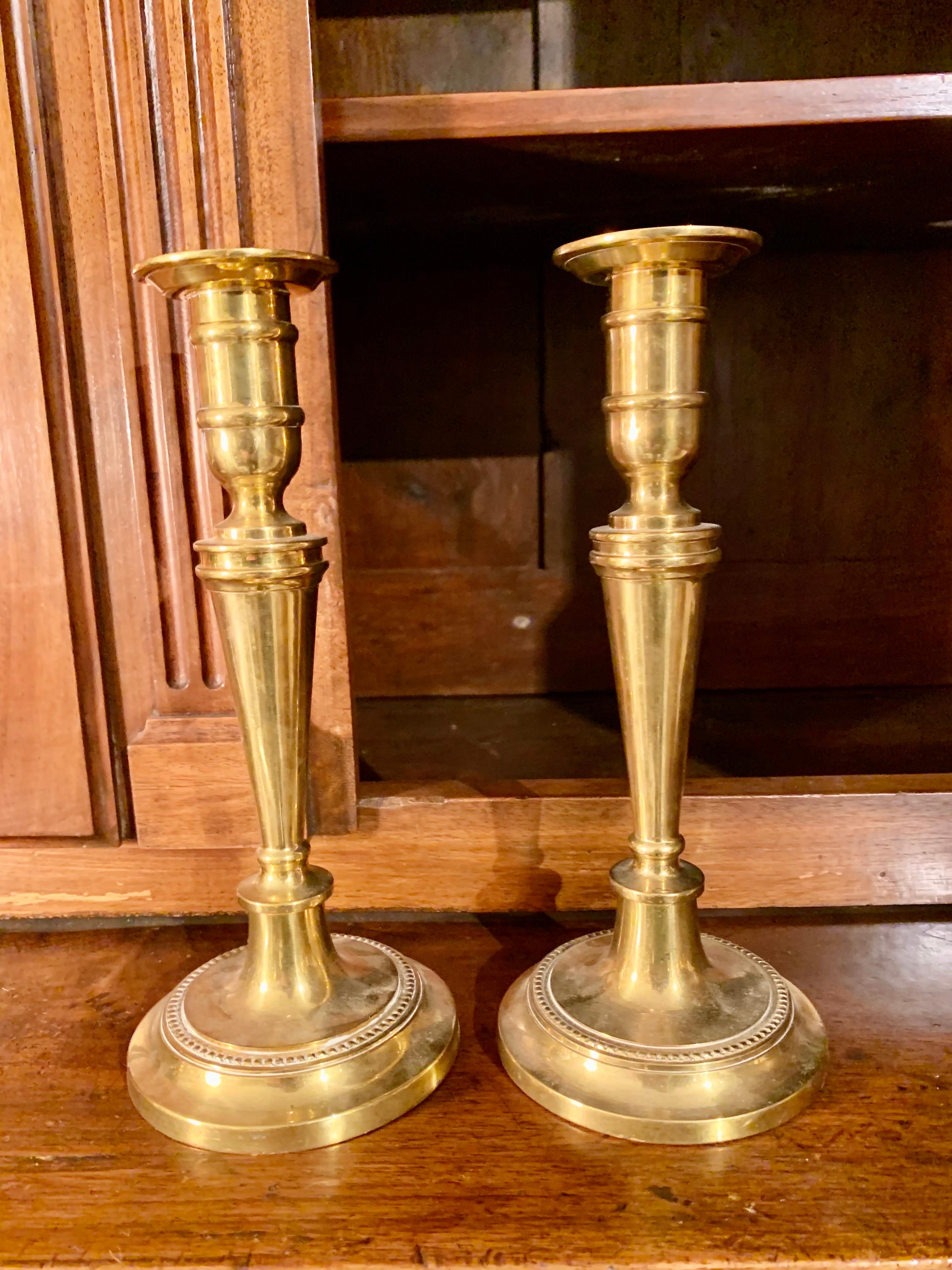 Paar französische Bronze-Kerzenständer im Louis-XVI.-Stil des 19. Jahrhunderts im Angebot 3