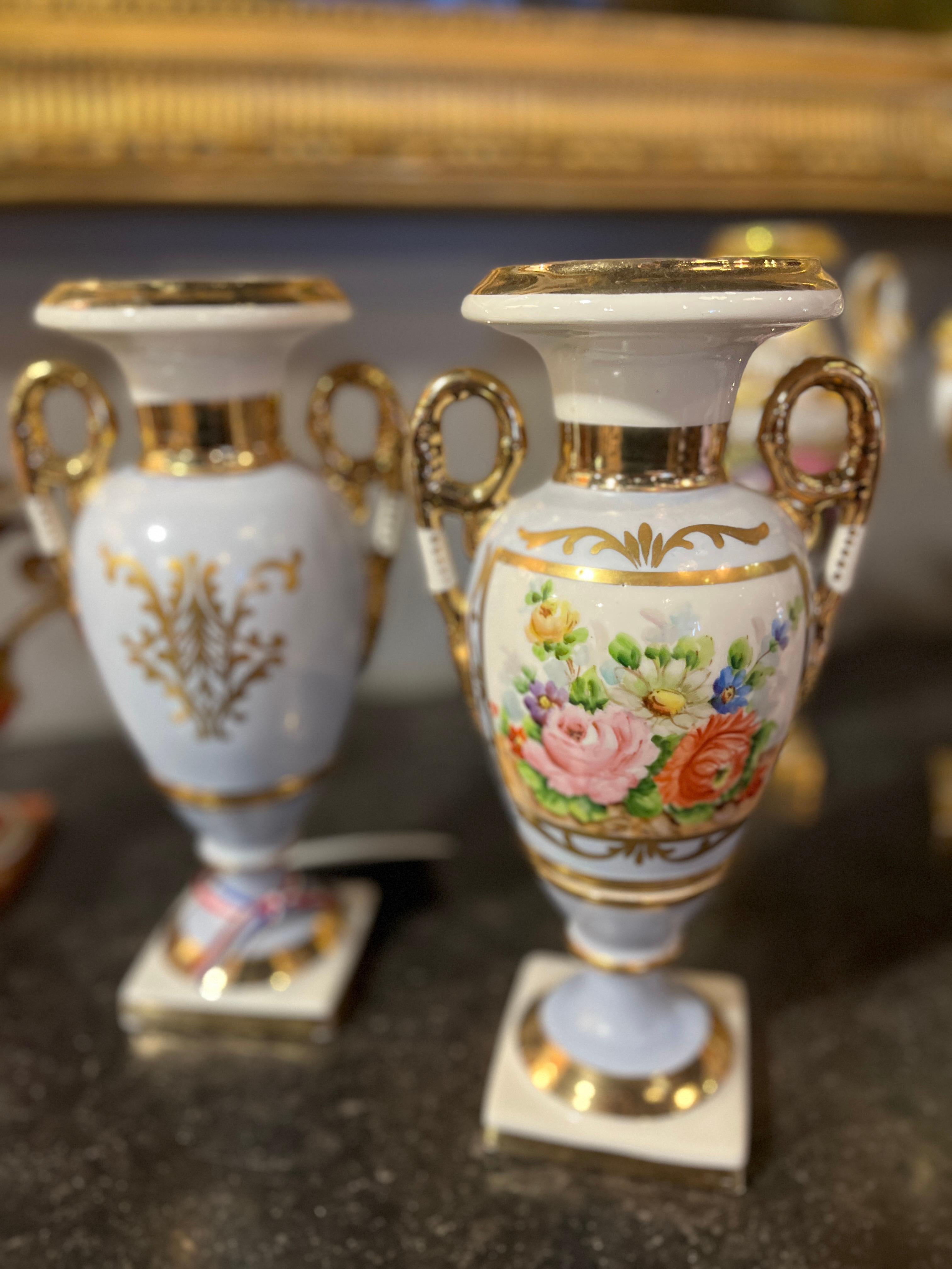 Coppia di vasi in porcellana francese del XIX secolo Napoleone III Parigi 
Bellissima coppia acquistata in Francia. Usura appropriata all'età, vedi foto dettagliate o scrivici per qualsiasi domanda. 