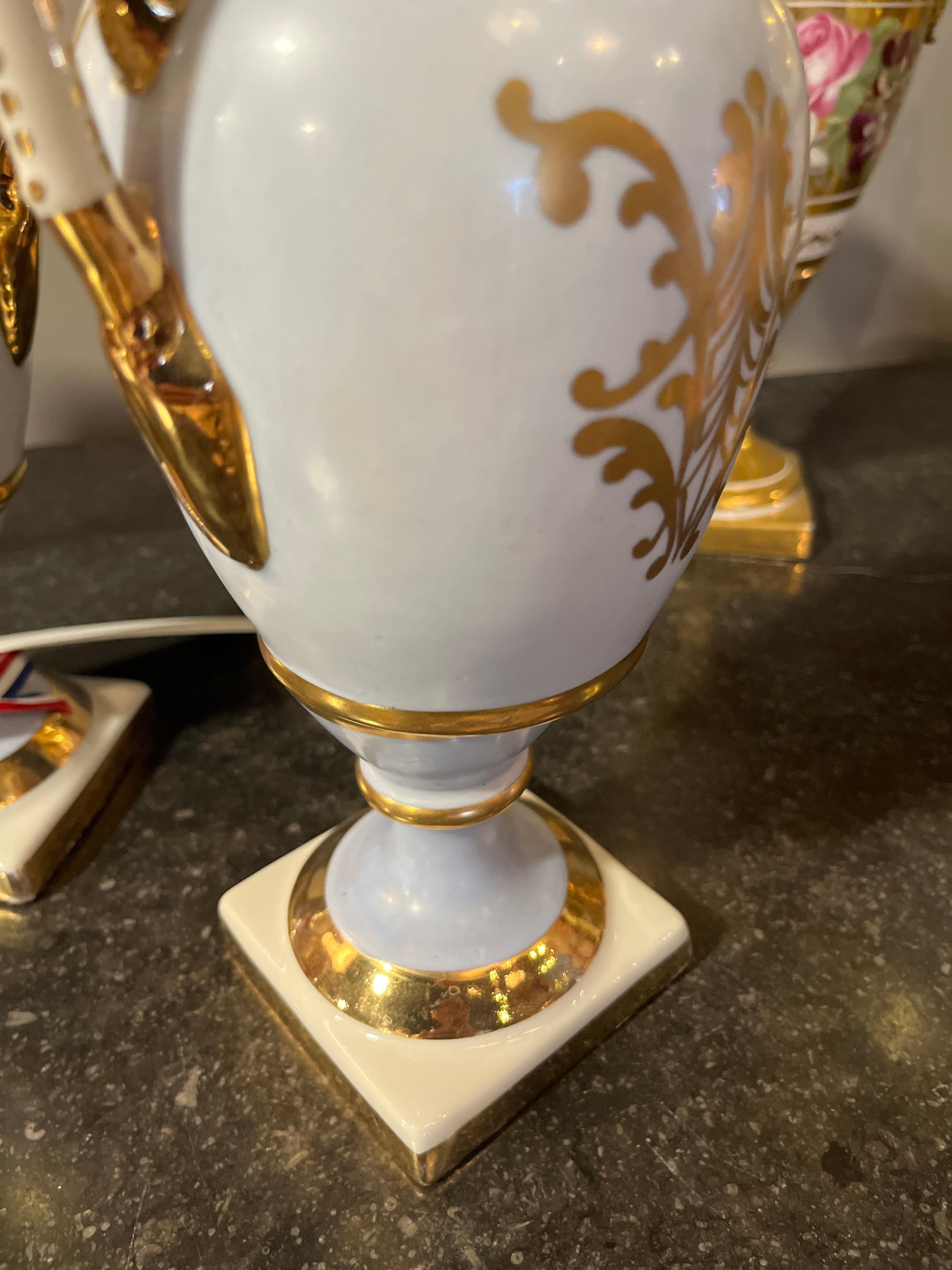 Coppia di vasi in porcellana francese del XIX secolo Napoleone III Parigi In condizioni buone in vendita a Scottsdale, AZ