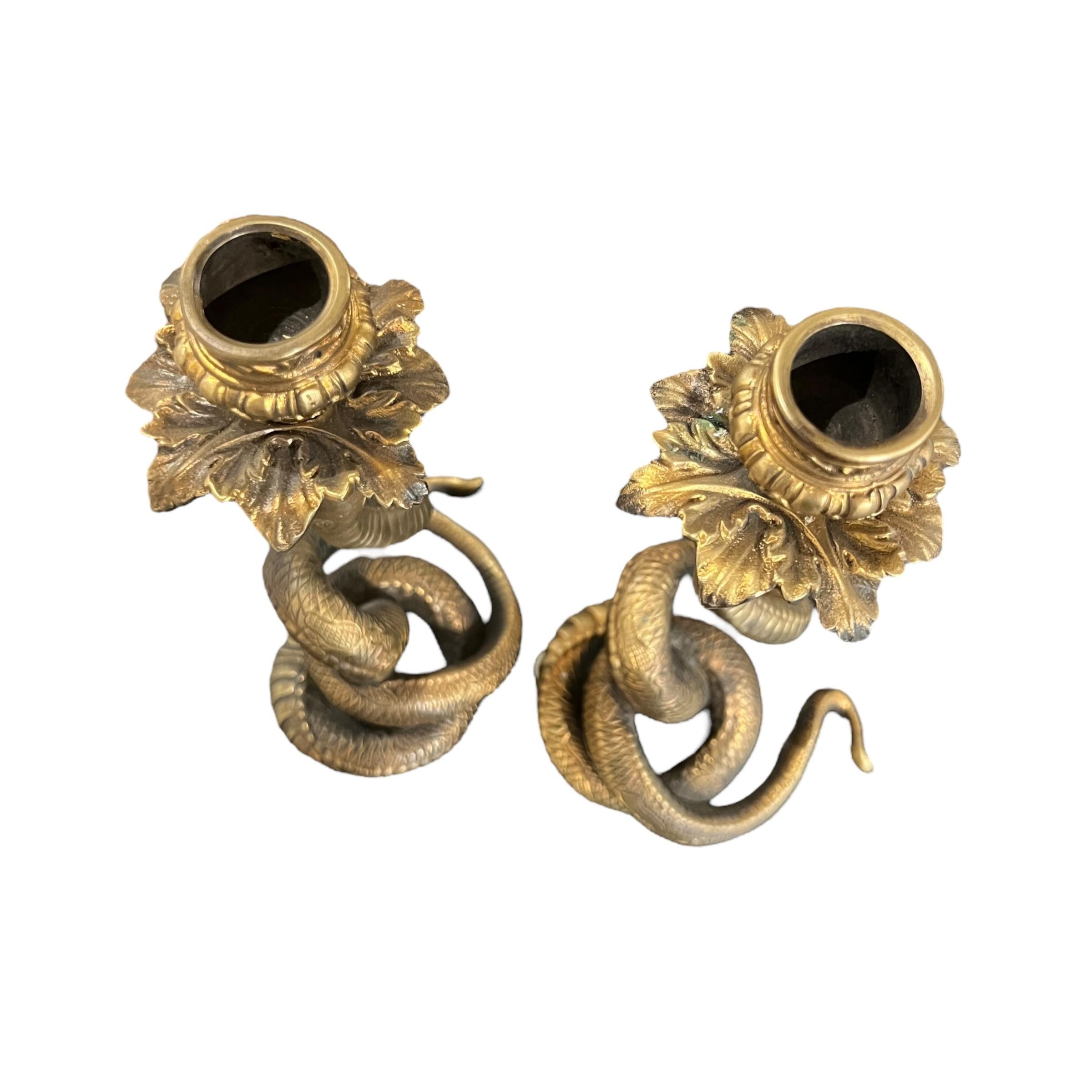 Français Paire de chandeliers serpents en bronze antique du 19ème siècle français en vente