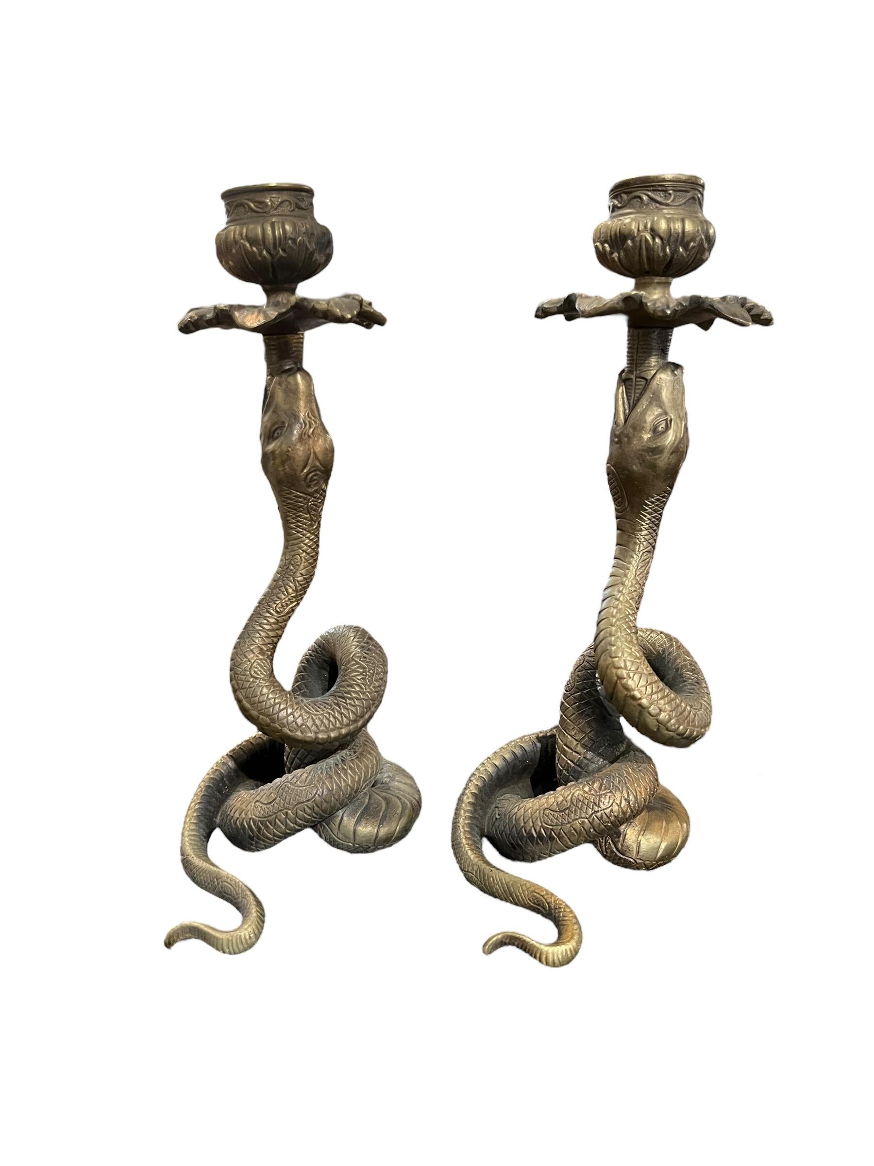 XIXe siècle Paire de chandeliers serpents en bronze antique du 19ème siècle français en vente