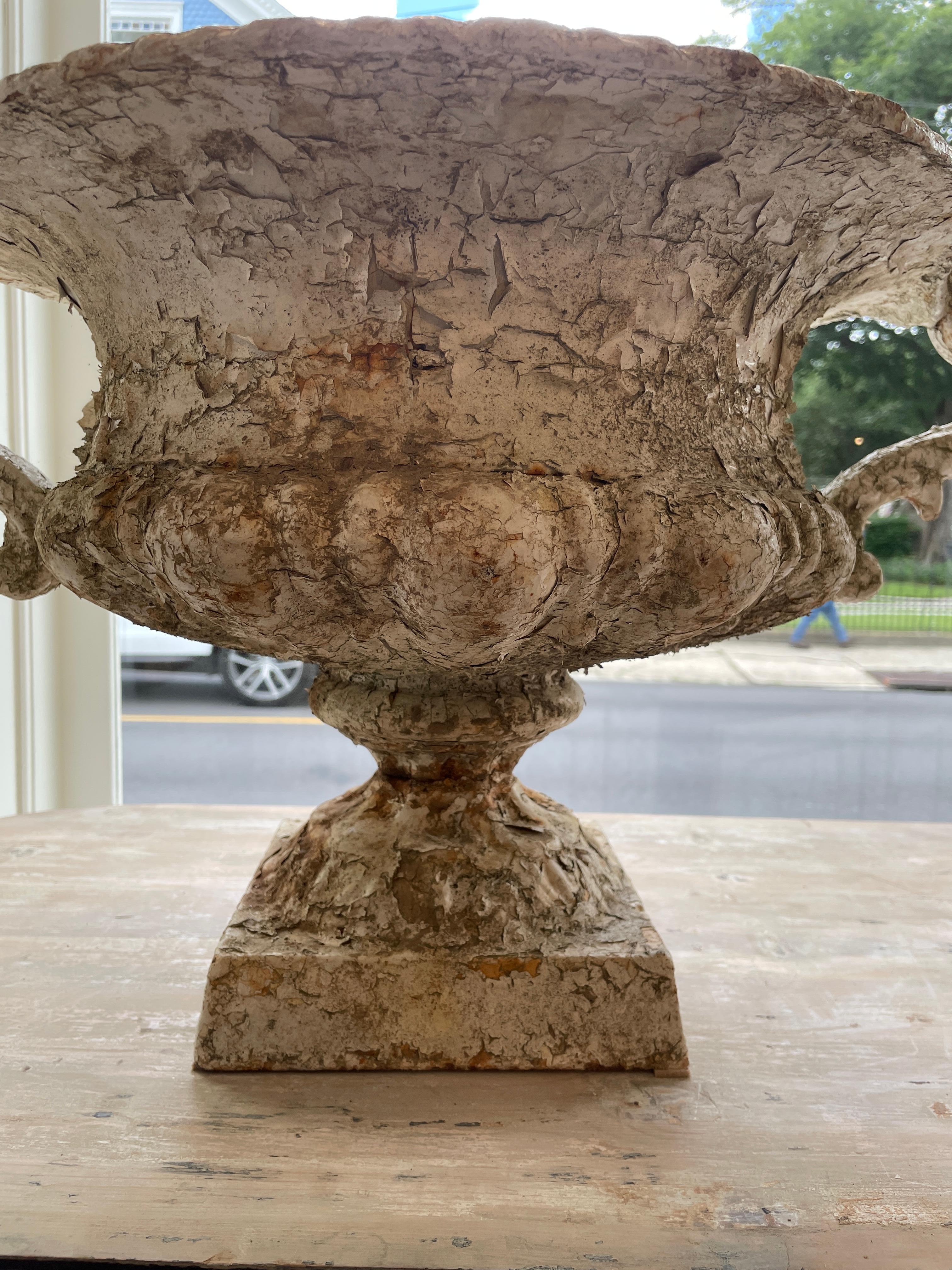Paire de jardinières françaises en fer du XIXe siècle, aux surfaces richement patinées et aux motifs décoratifs percés, mettant en valeur d'élégants rinceaux et une sophistication intemporelle du jardin, enracinée dans le design français classique.