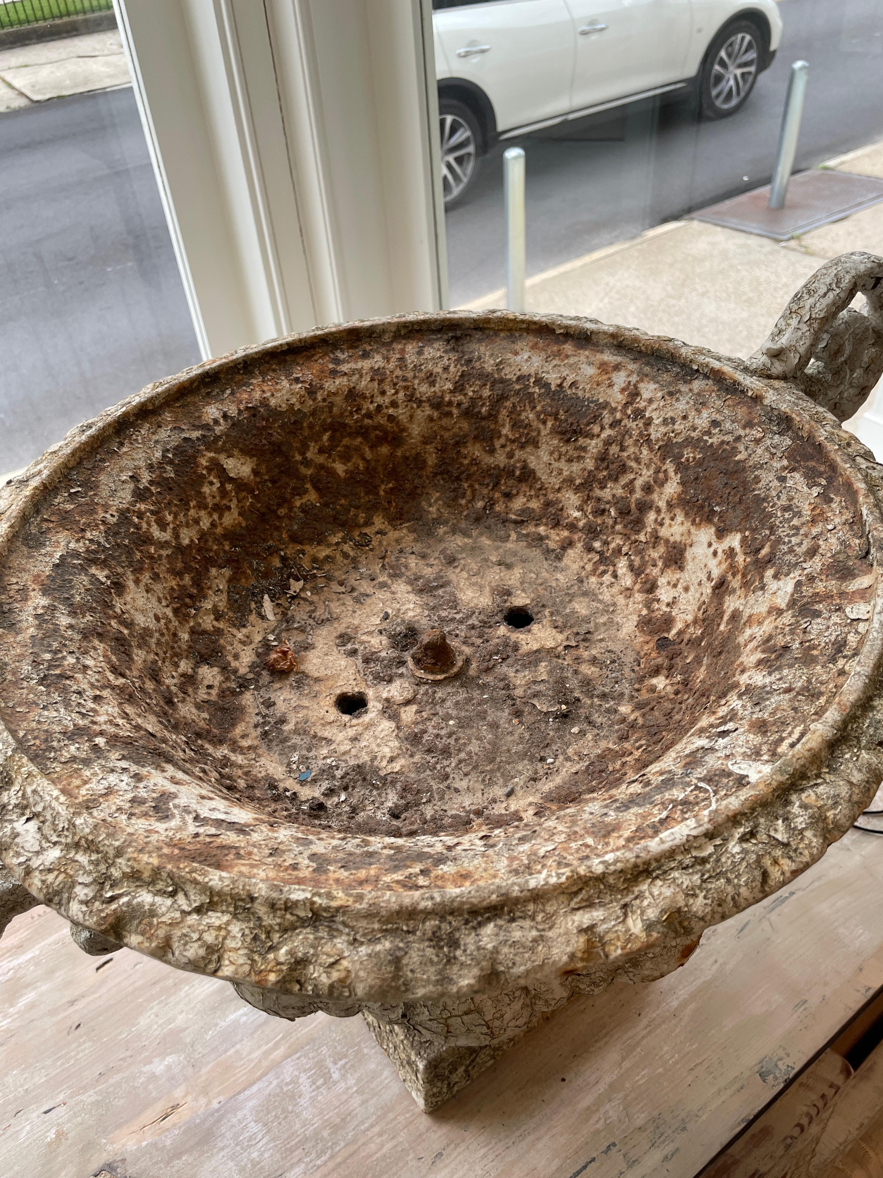 Paire de Jardinières en fer Antique French du 19ème siècle avec poignées État moyen - En vente à New Orleans, LA
