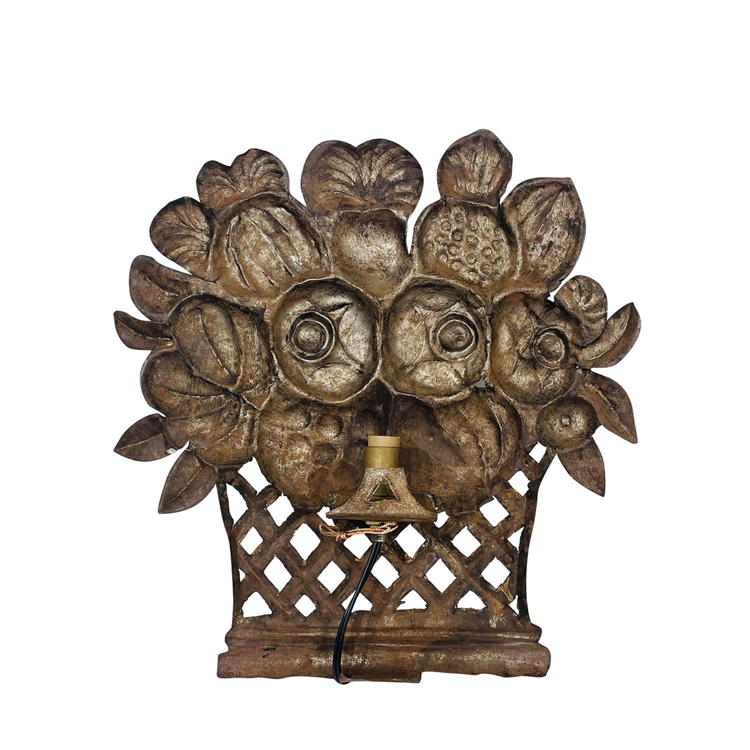 Un'antica coppia di appliques francesi dei primi del XIX secolo, con appliques in metallo lavorate a mano, in buone condizioni. Le applique rustiche sono impreziosite da un bouquet floreale e ciascuna di esse è dotata di una presa di corrente. I