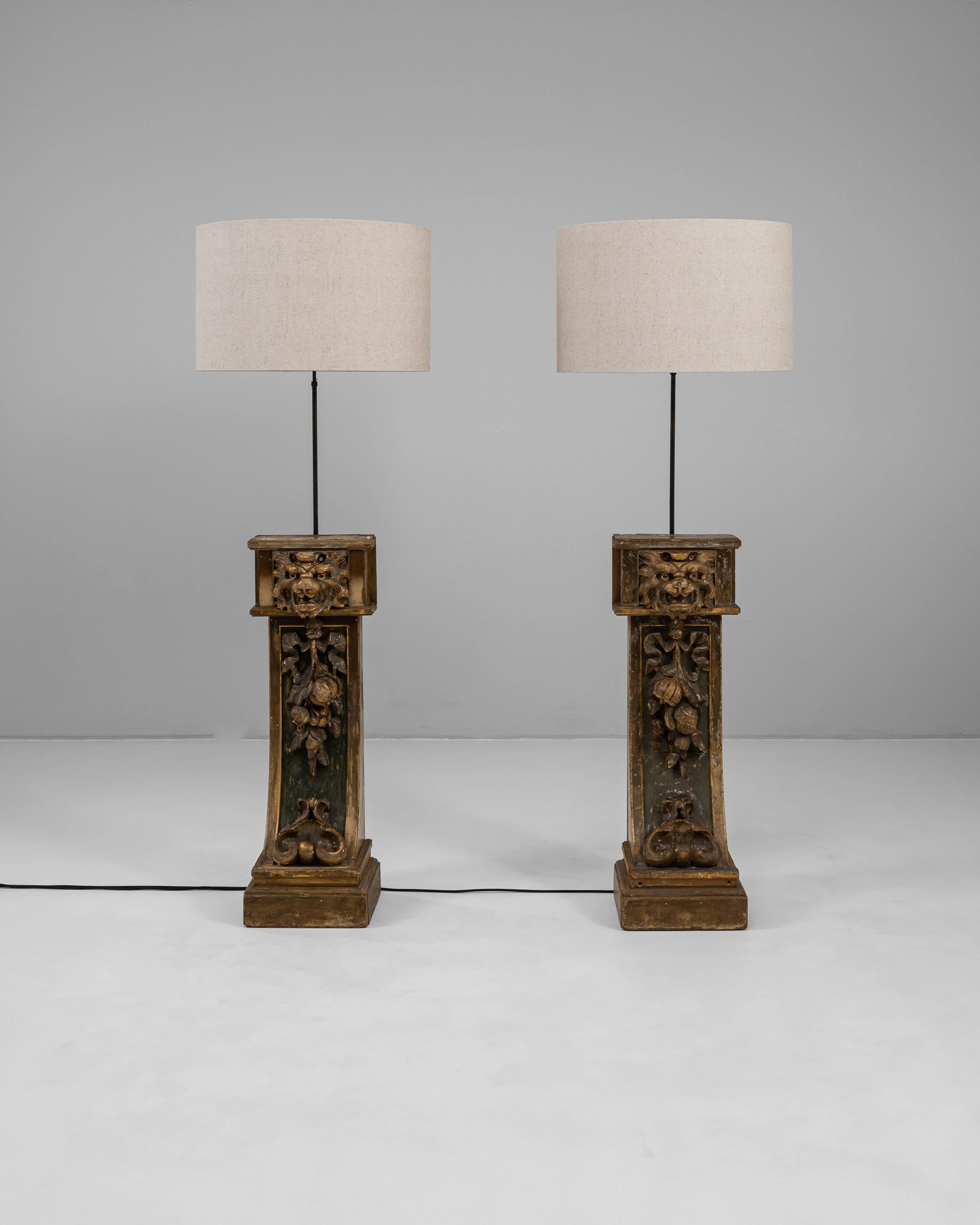 Una straordinaria coppia di lampade da terra architettoniche francesi del XIX secolo realizzate in legno intagliato. Queste lampade audaci presentano intagli a testa di leone riccamente dettagliati, circondati da motivi a volute e fogliame, il tutto