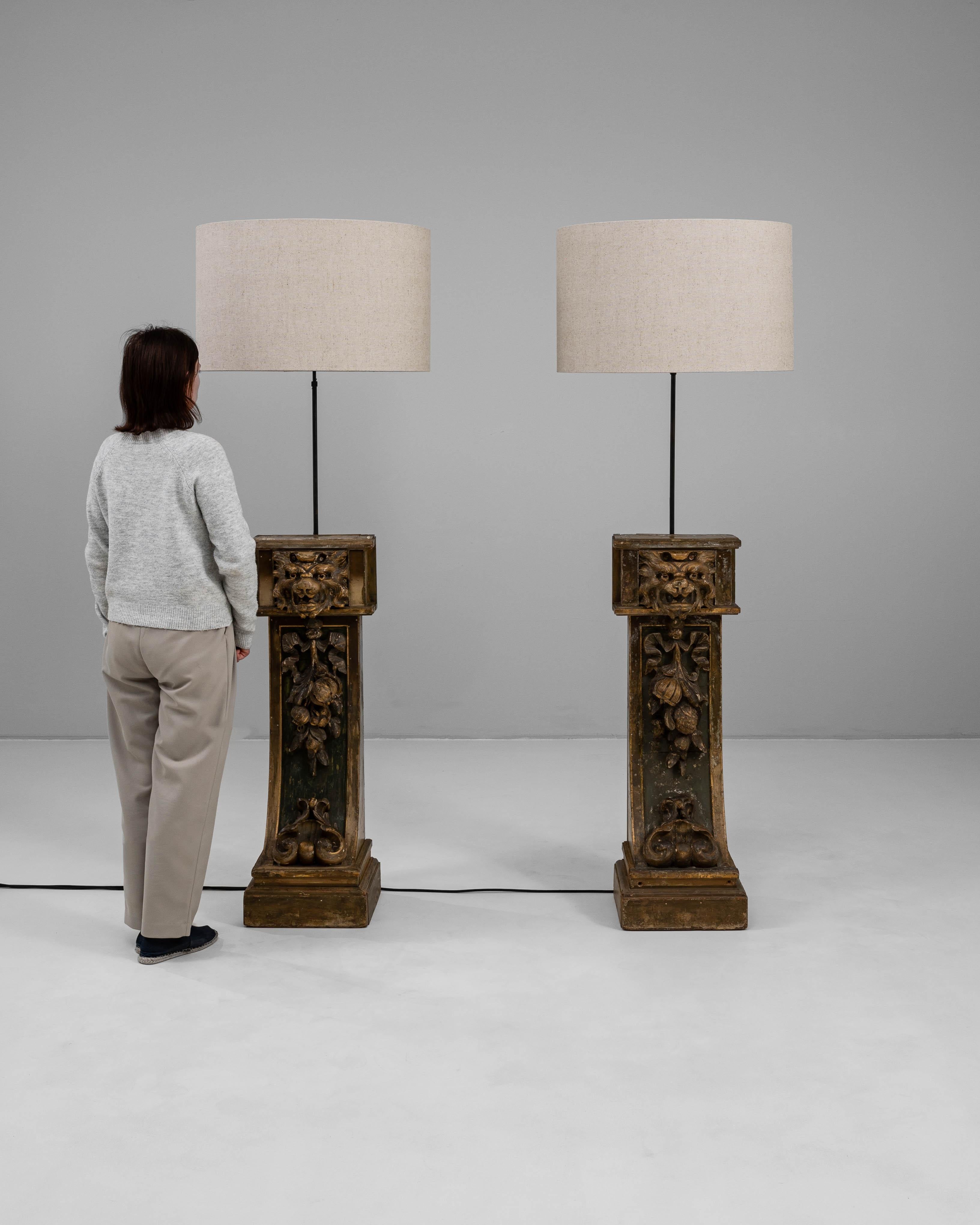 Francese Coppia di lampade da terra in legno intagliato del XIX secolo francese in vendita