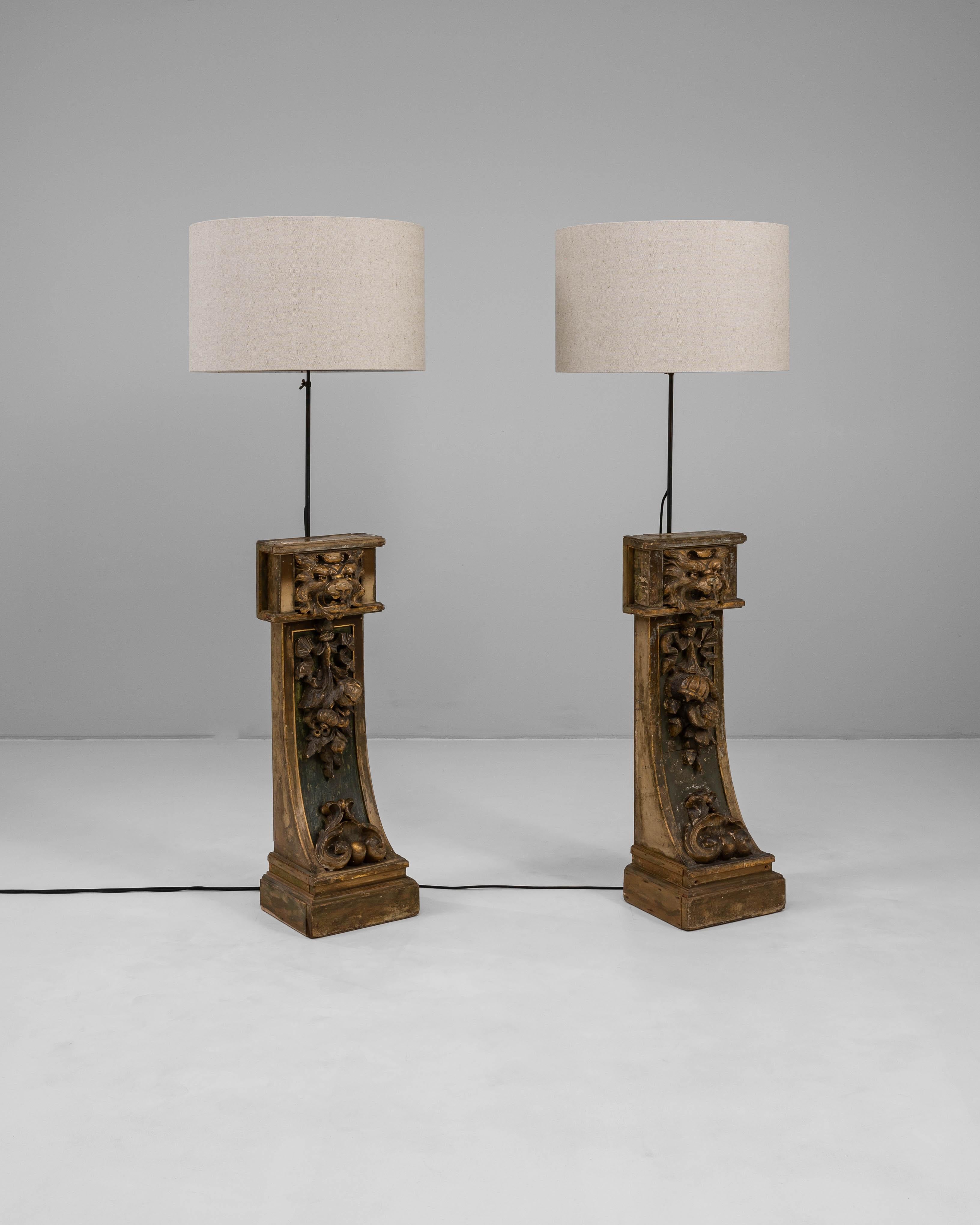 Legno Coppia di lampade da terra in legno intagliato del XIX secolo francese in vendita