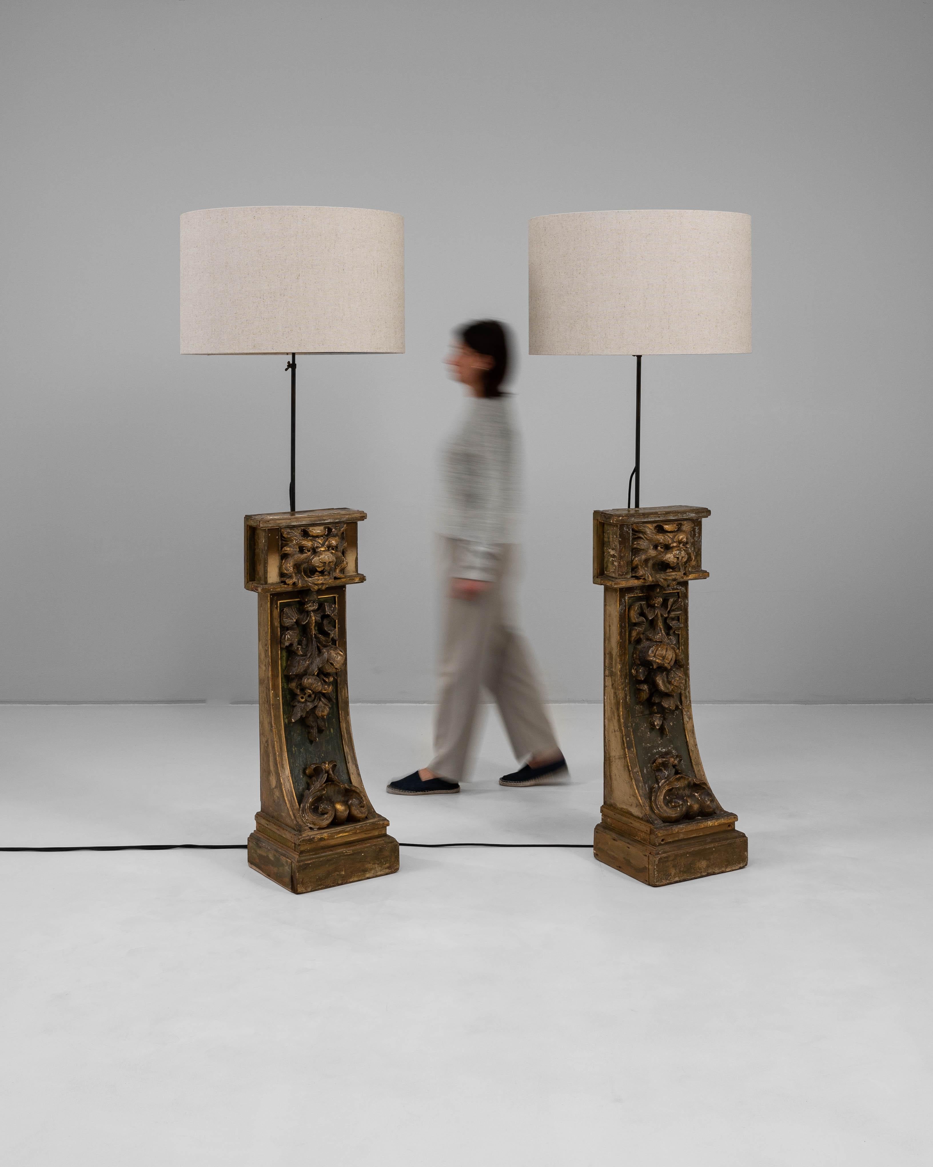 Coppia di lampade da terra in legno intagliato del XIX secolo francese in vendita 1