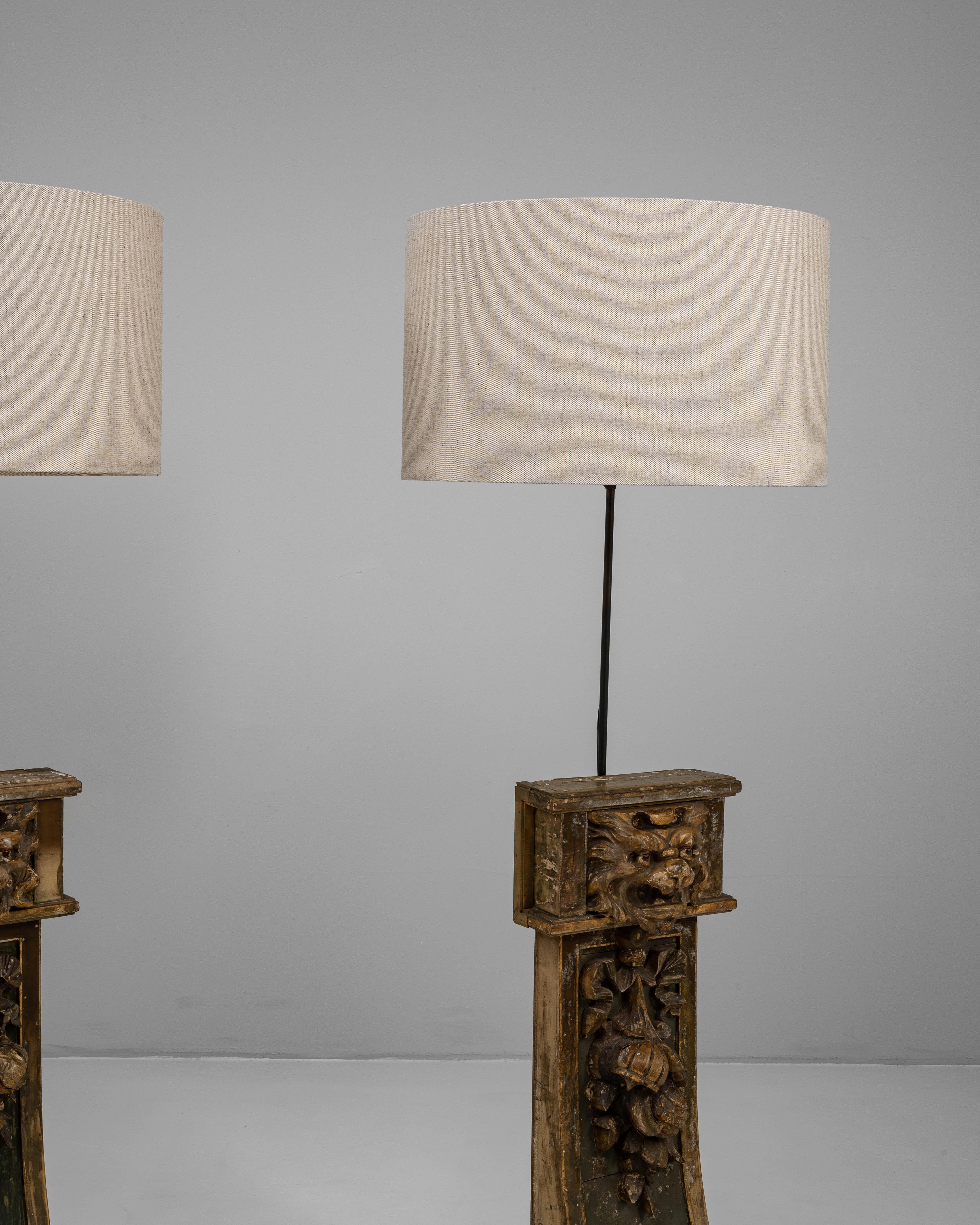 Coppia di lampade da terra in legno intagliato del XIX secolo francese in vendita 2