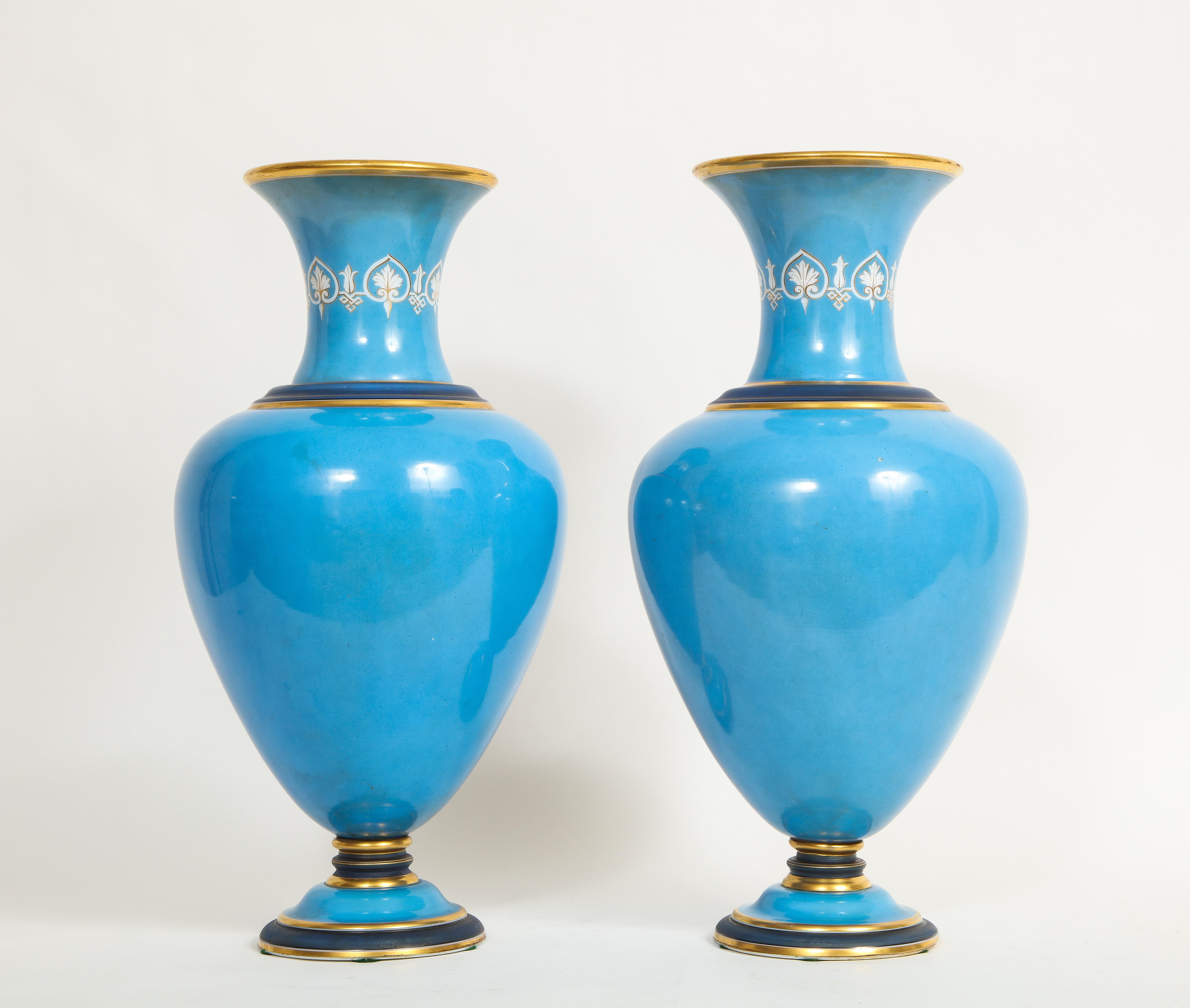 Paire de vases français du 19ème siècle en opaline émaillée de Baccarat représentant des scènes de chasse en vente 3