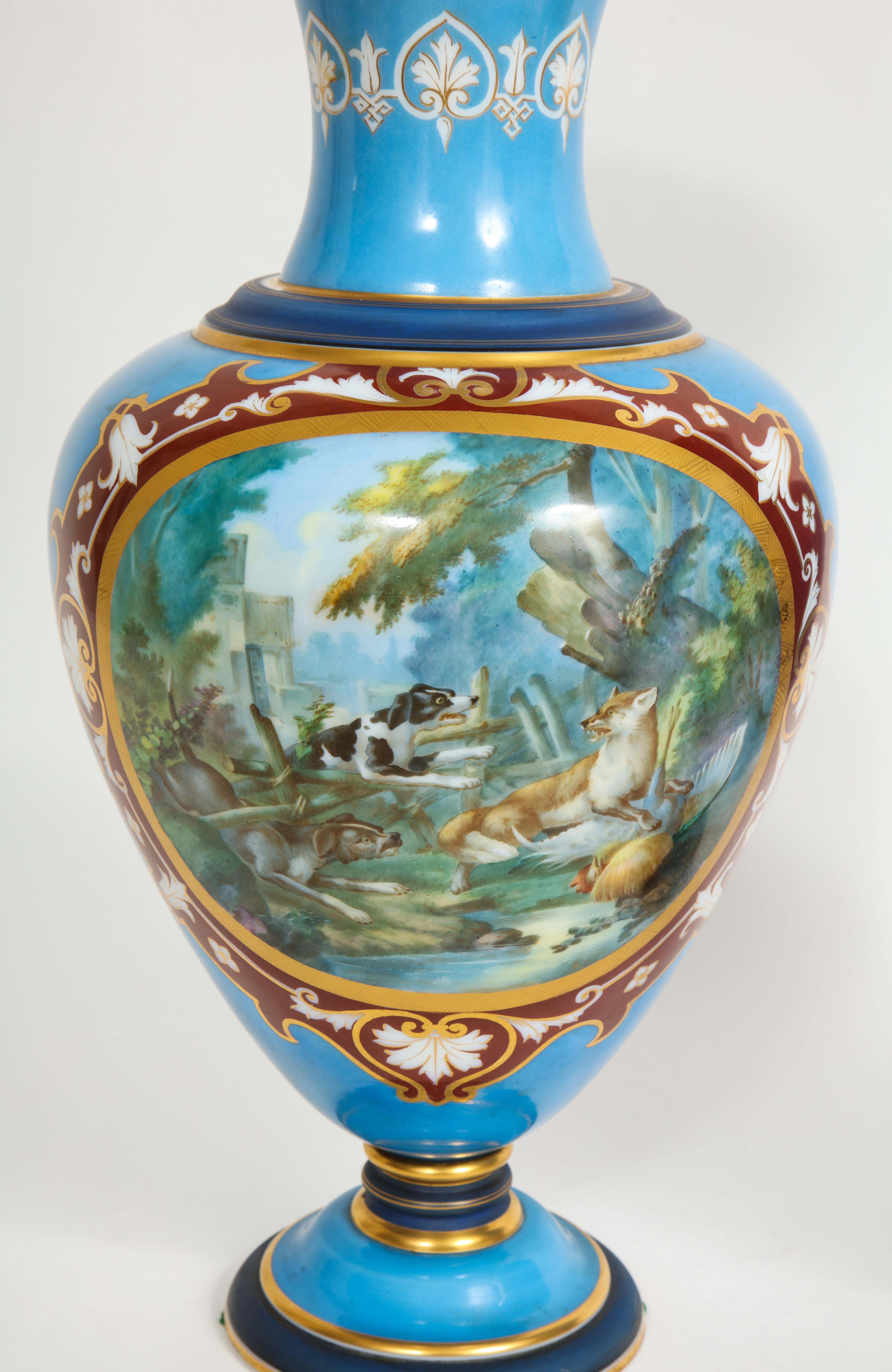 Paire de vases français du 19ème siècle en opaline émaillée de Baccarat représentant des scènes de chasse en vente 5