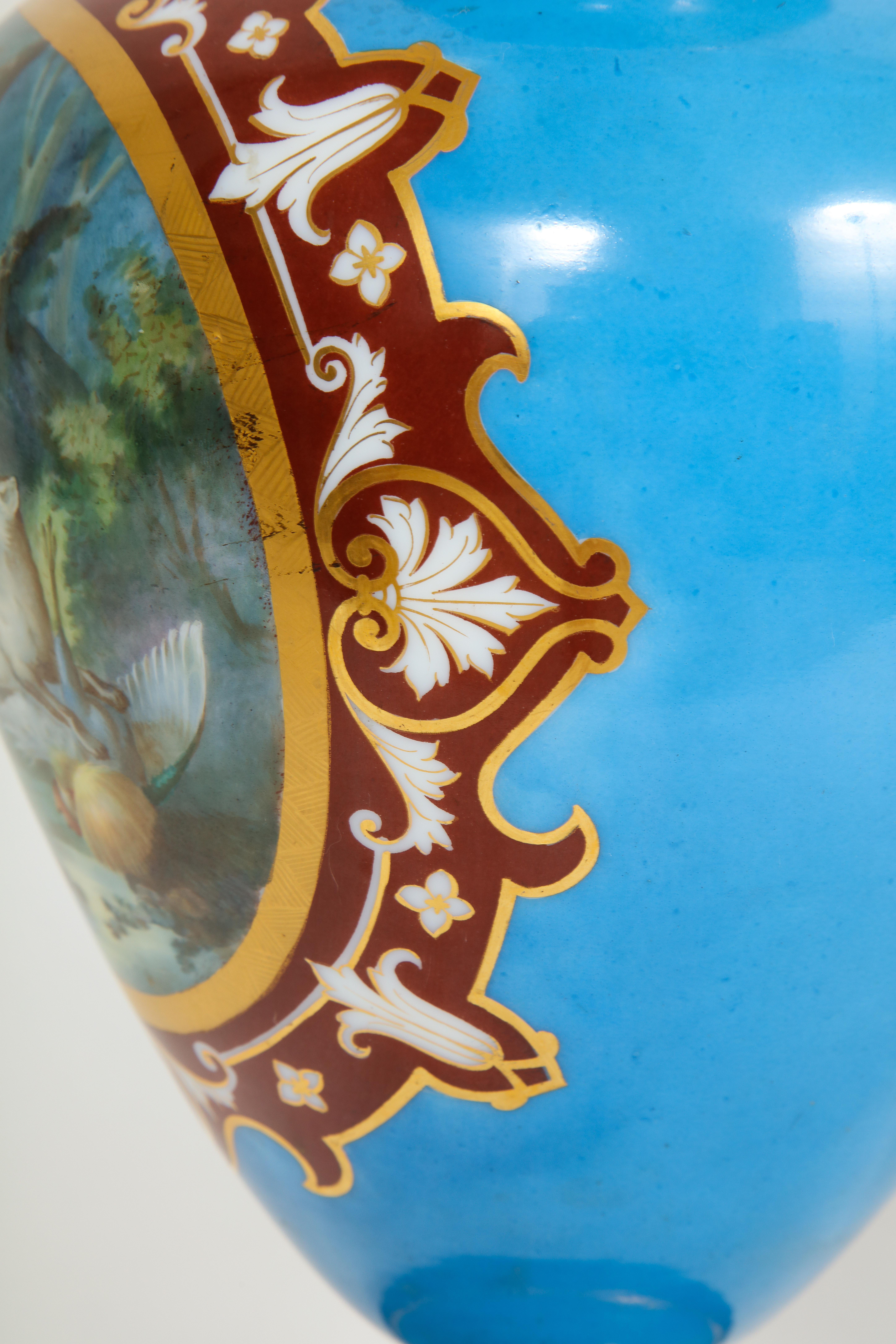Paire de vases français du 19ème siècle en opaline émaillée de Baccarat représentant des scènes de chasse en vente 8