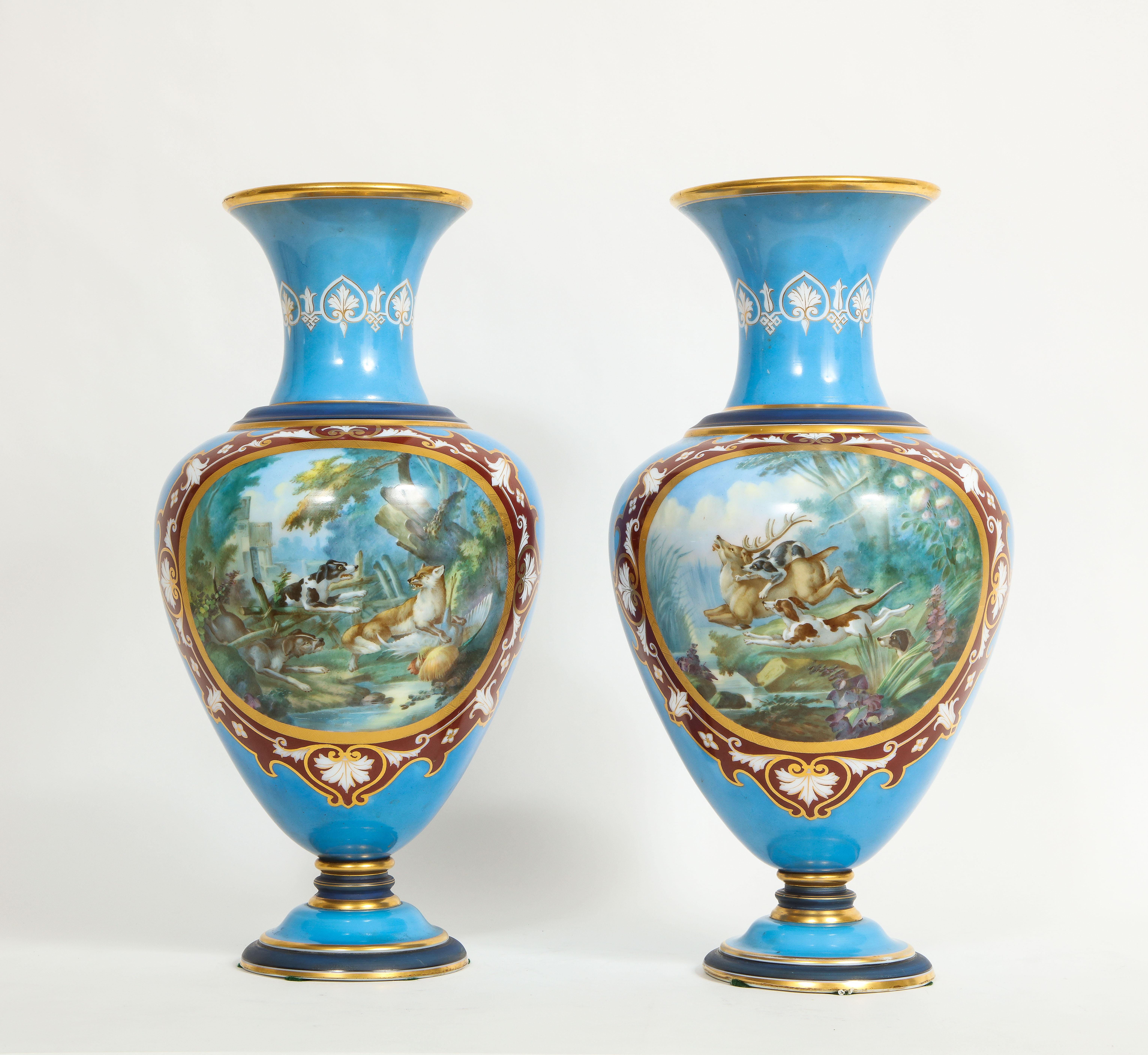 Fantastique et grande paire de vases opalescents émaillés de Baccarat du 19ème siècle. Chaque vase est de forme balustre, avec des peintures émaillées de grandes scènes de chasse de chiens poursuivant soit un cerf soit un renard dans une forêt,