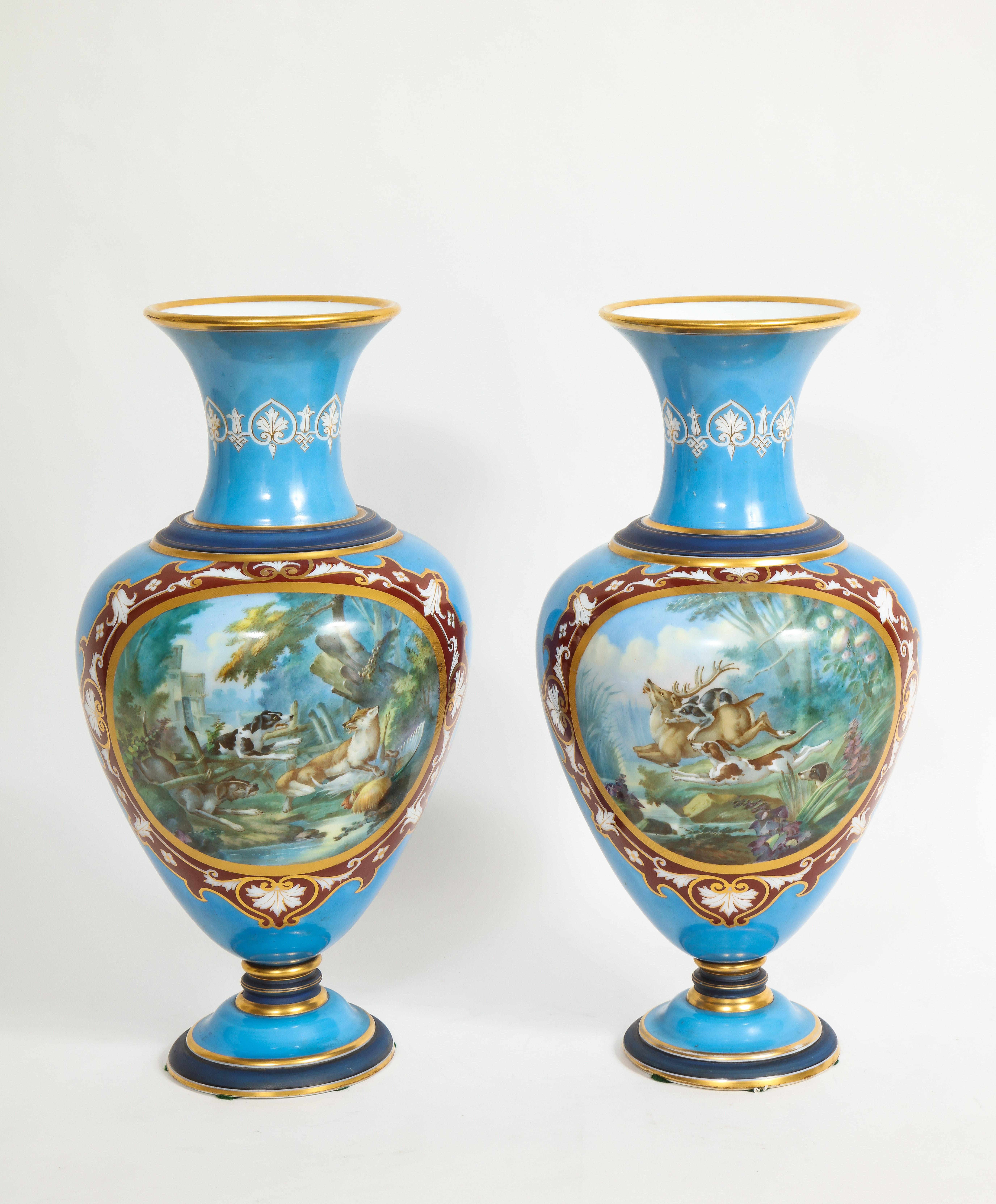 Français Paire de vases français du 19ème siècle en opaline émaillée de Baccarat représentant des scènes de chasse en vente