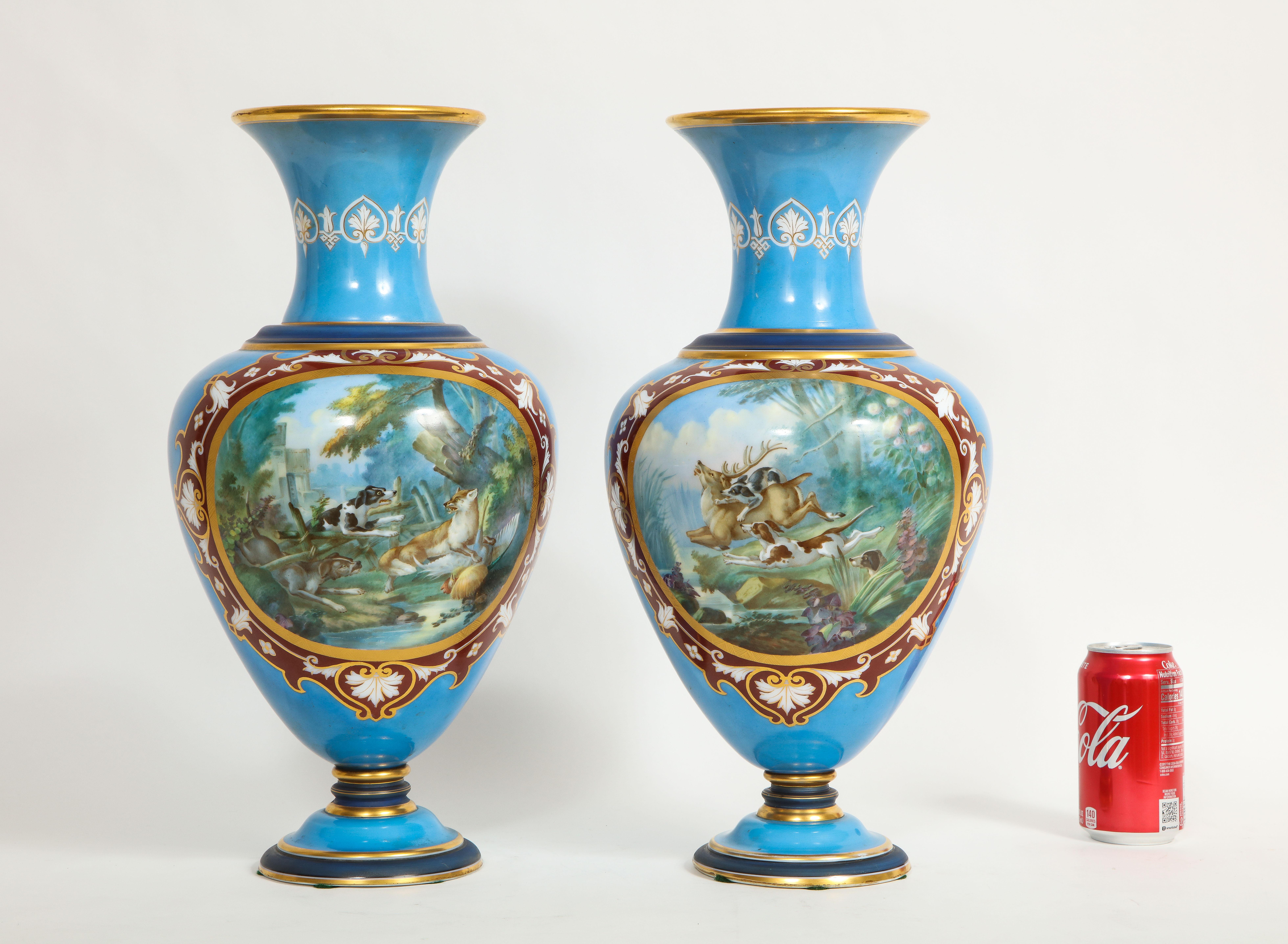 Cristal Paire de vases français du 19ème siècle en opaline émaillée de Baccarat représentant des scènes de chasse en vente