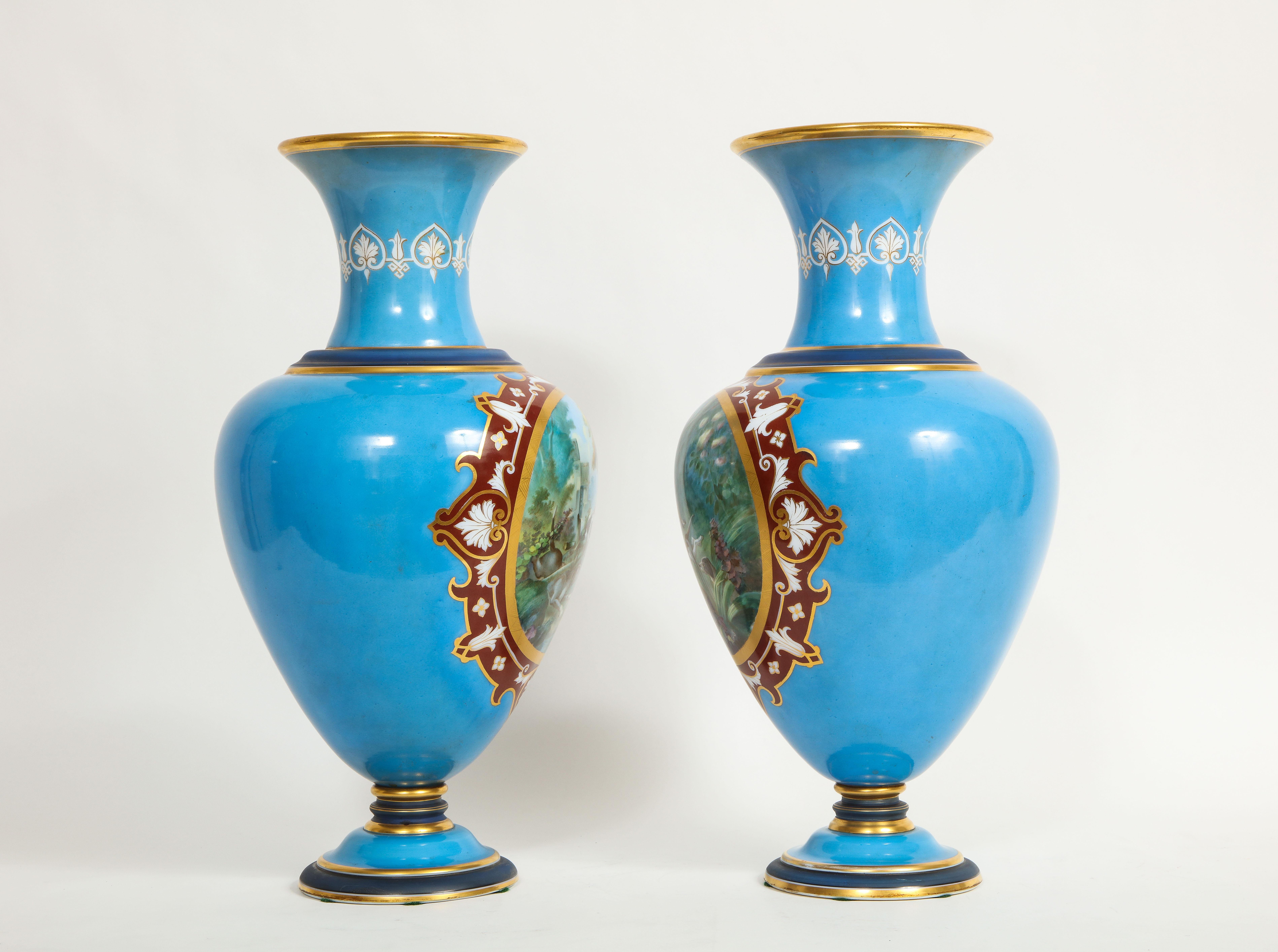 Paire de vases français du 19ème siècle en opaline émaillée de Baccarat représentant des scènes de chasse en vente 1