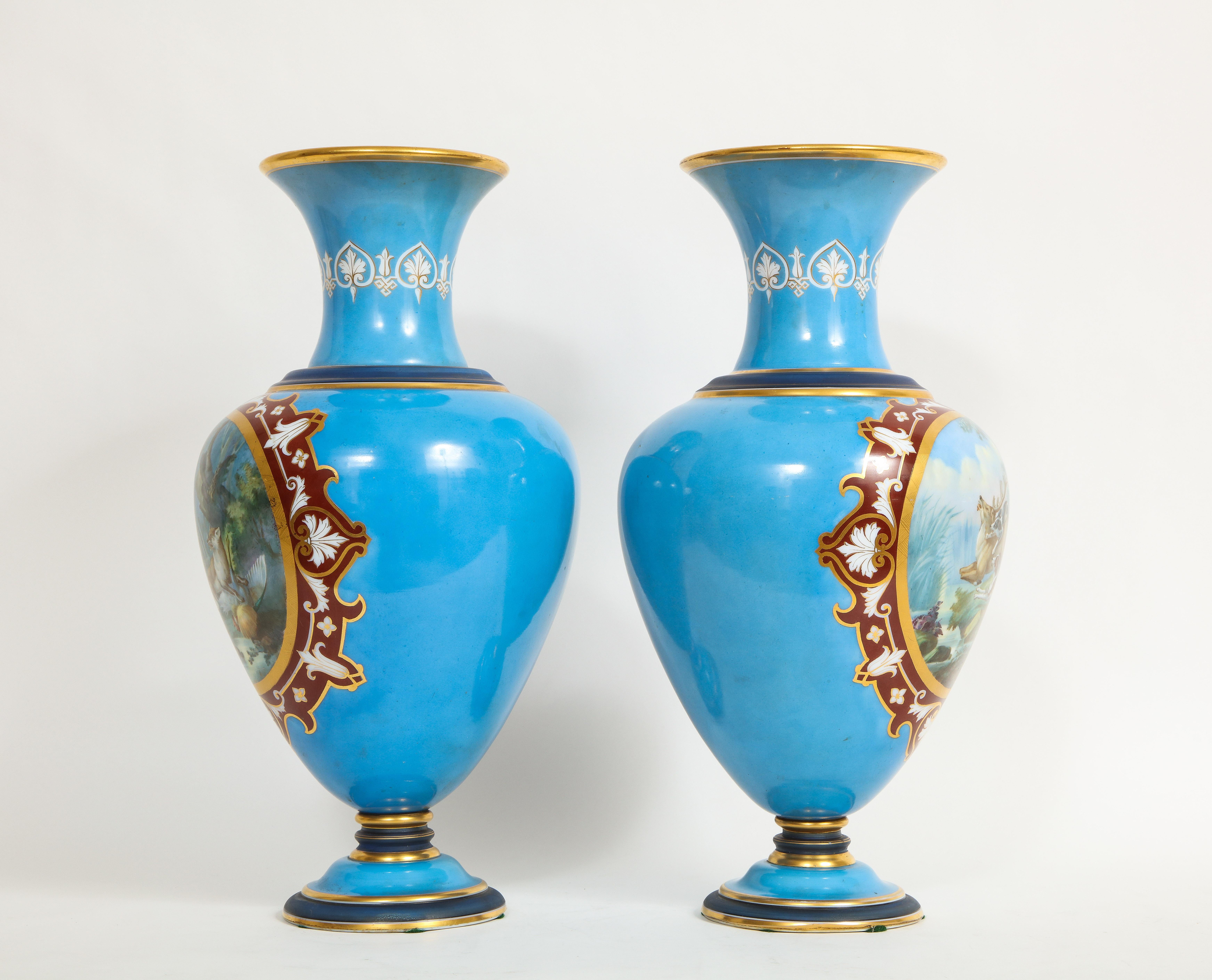 Paire de vases français du 19ème siècle en opaline émaillée de Baccarat représentant des scènes de chasse en vente 2