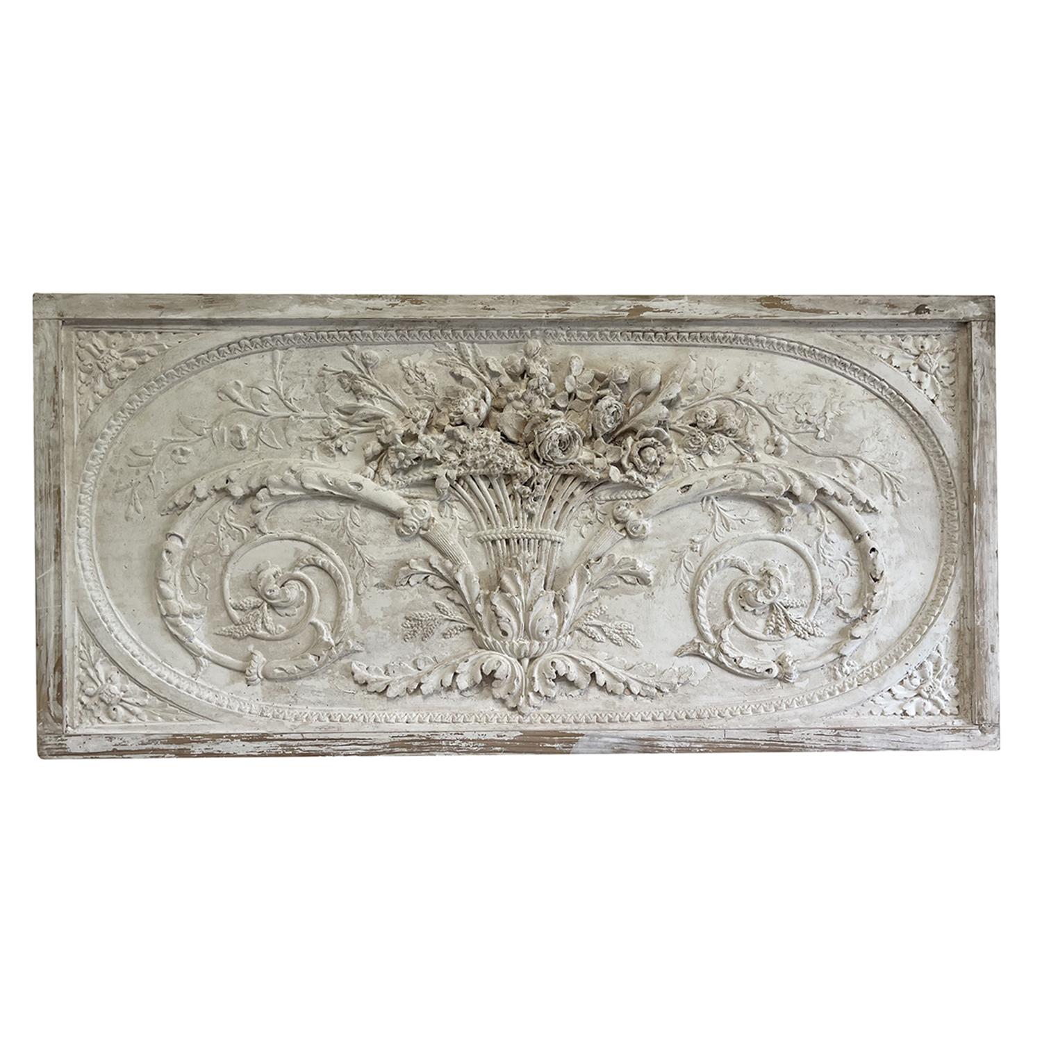 Un set di due sopraportes francesi del XIX secolo, in buone condizioni. Questi grandi pannelli murali rettangolari in legno con applicazioni a stucco sono abbondantemente decorati con i motivi tipici dello stile barocco: vaso centrato con fiori e