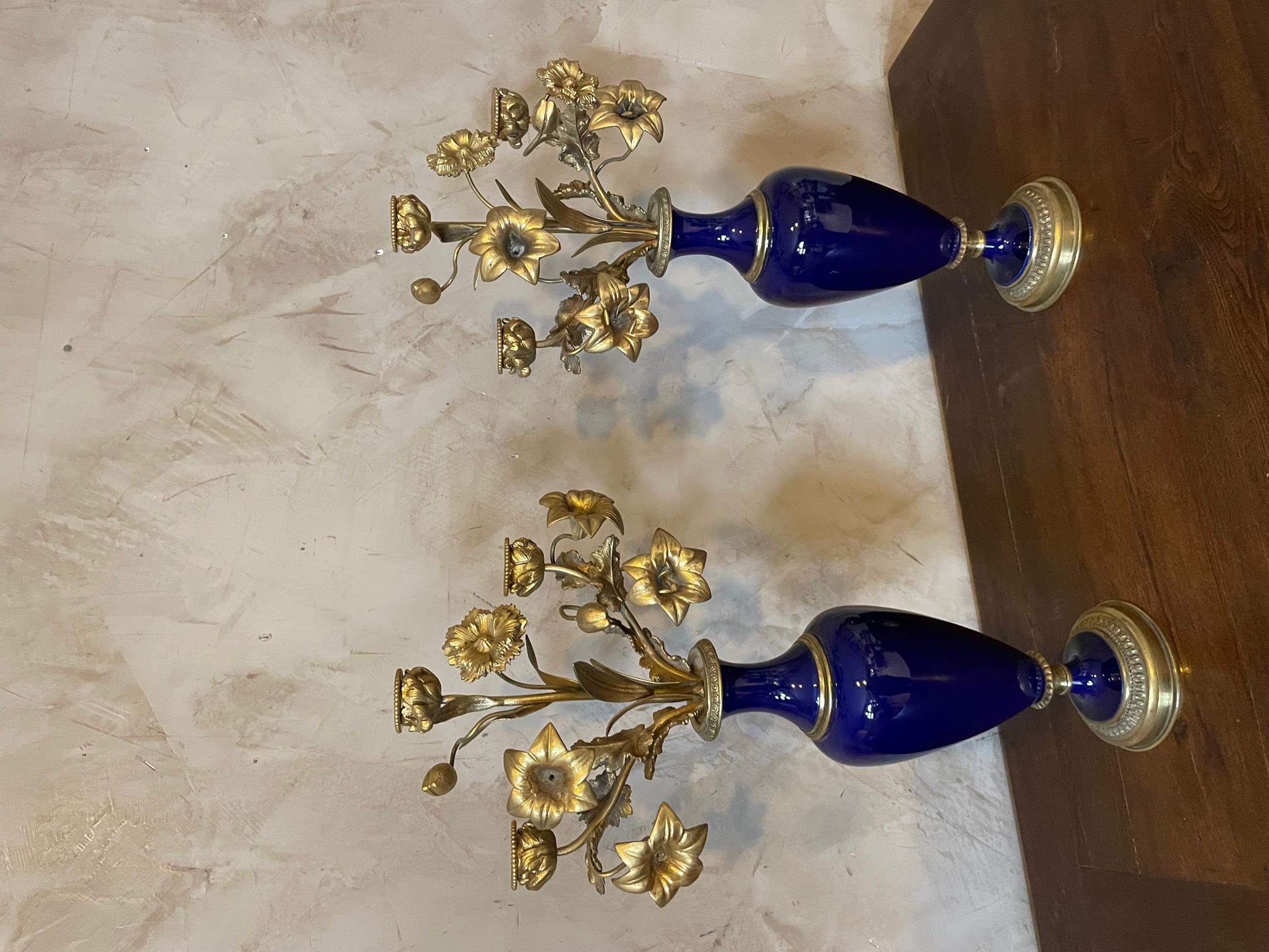 Paar Kandelaber aus vergoldeter Bronze und blauem Sèvres-Porzellan vom Ende des 19. Jahrhunderts. Vasen mit Zweigen von Rosen und verschiedenen Blumen (einige Stempel fehlen) 
Sehr elegant zur Dekoration Ihres Tisches und Ihres Wohnzimmers.